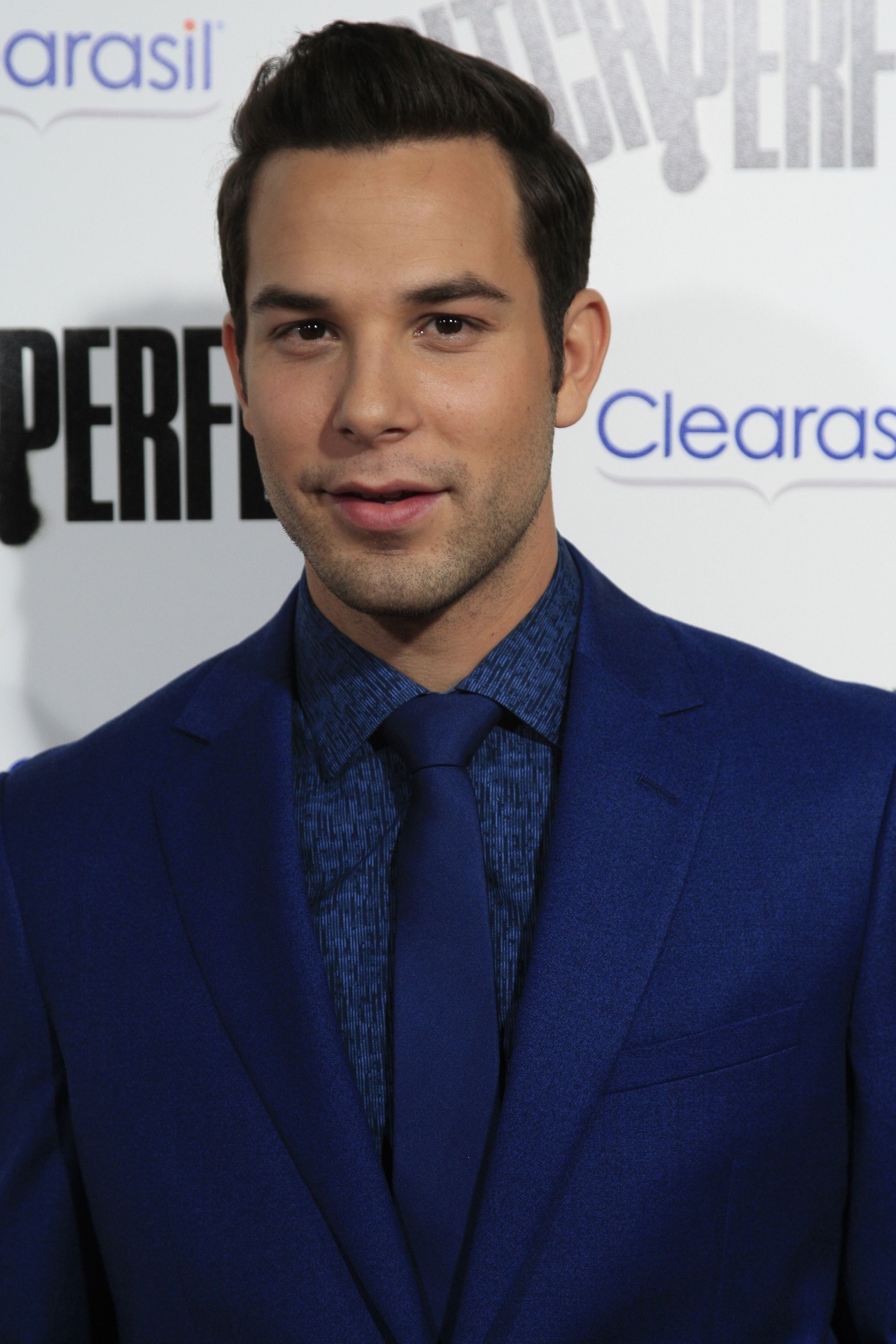 2001x3000 Skylar Astin Wallpaper