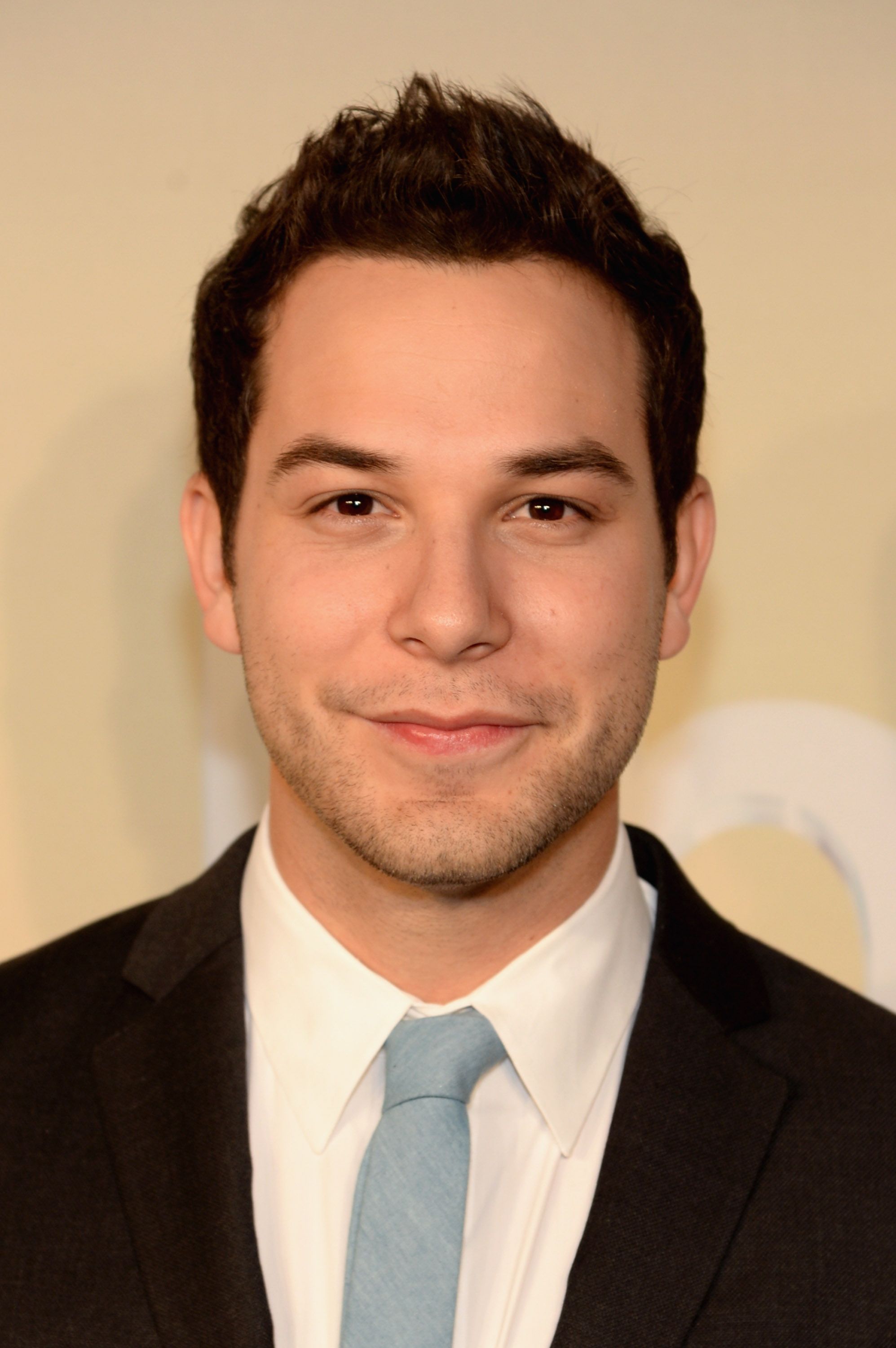 1995x3000 Skylar Astin Wallpaper