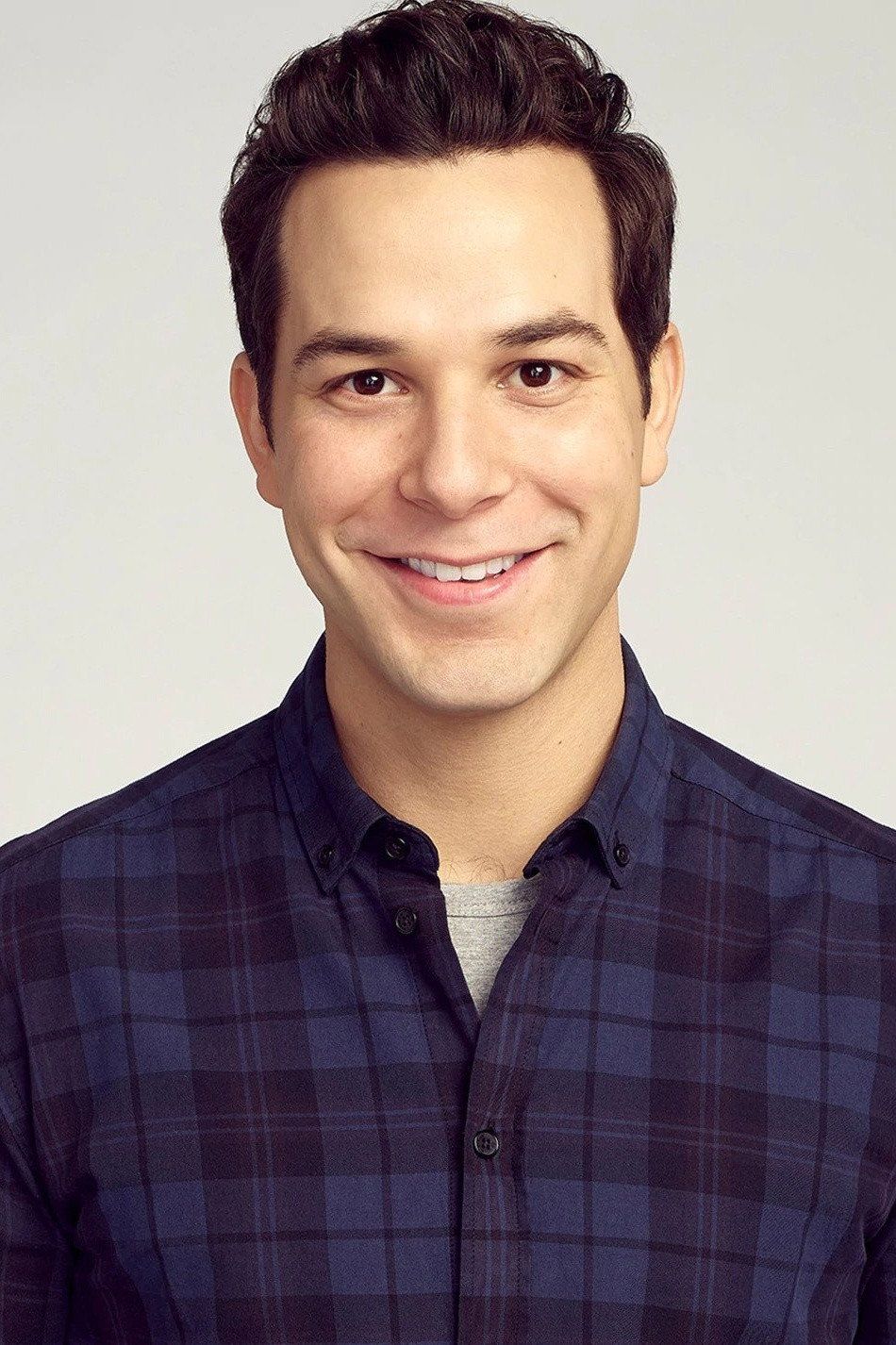 950x1426 Skylar Astin Image