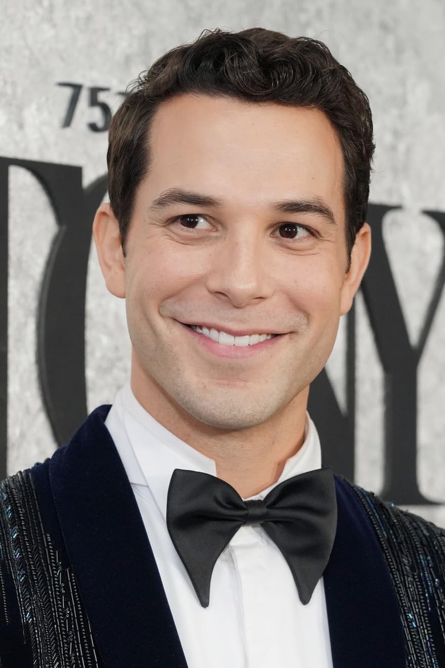 880x1320 Skylar Astin