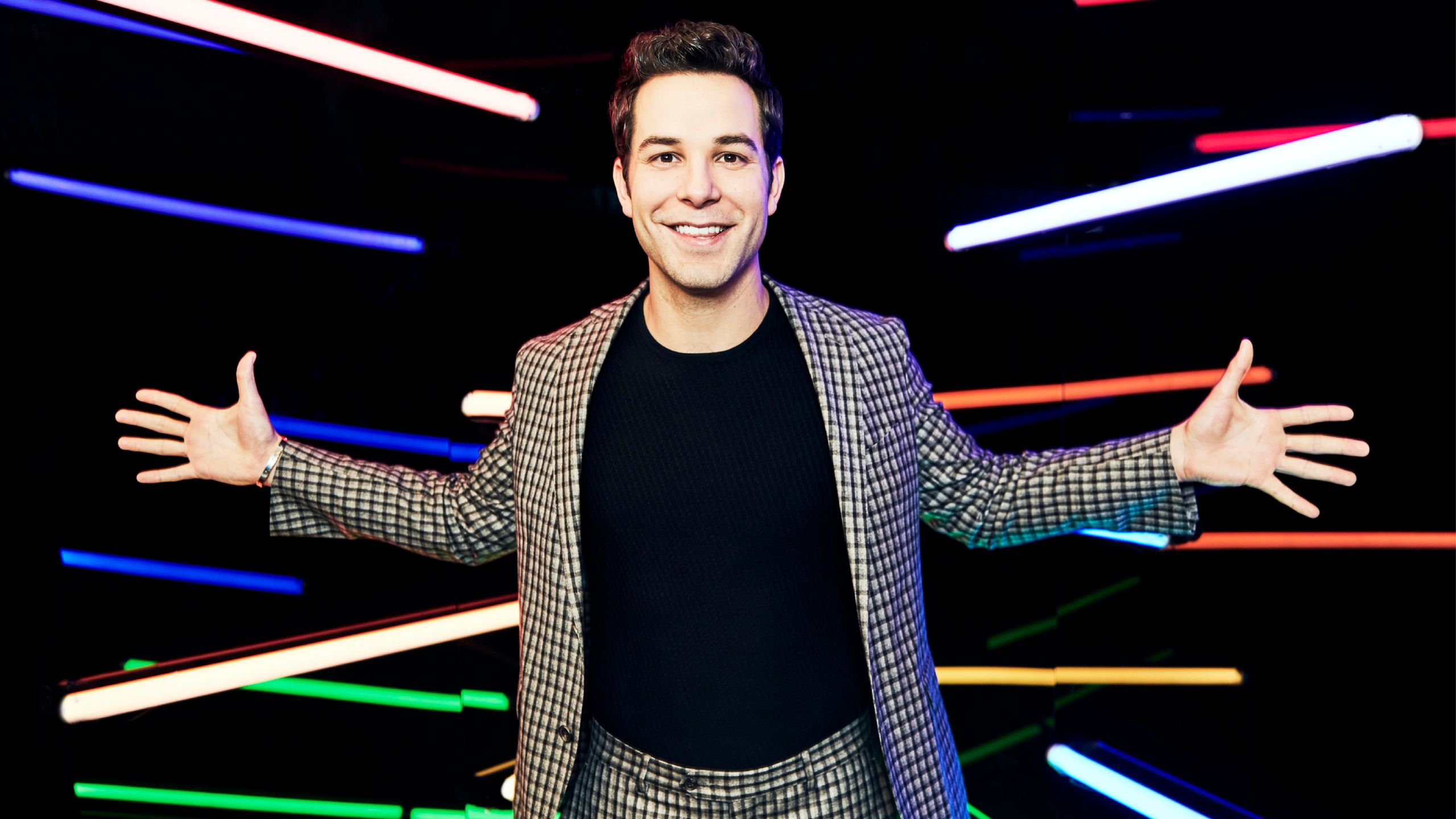 2560x1440 Skylar Astin Is a Libra Who Eats in Bed and Holds the Door Open for Women