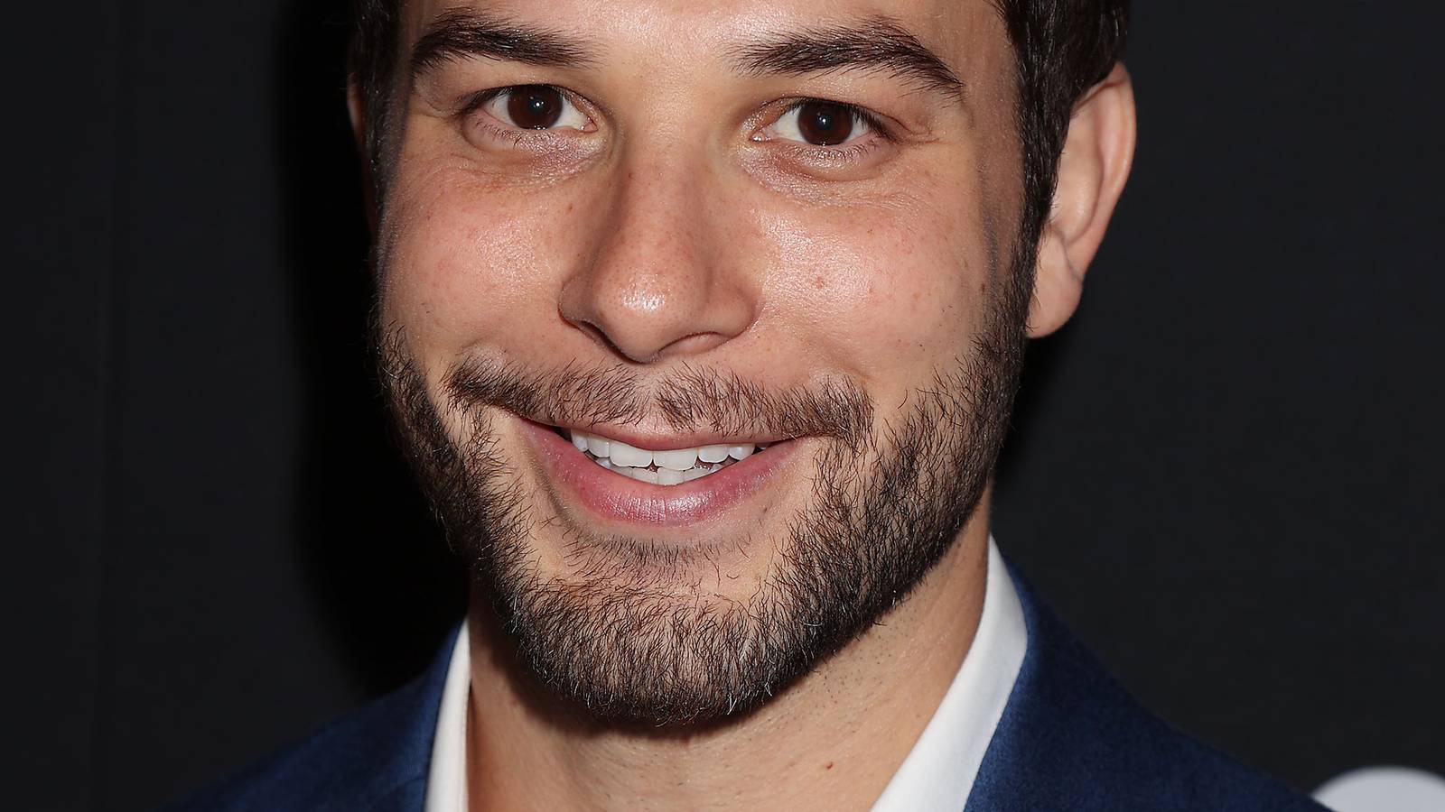 1600x900 Skylar Astin