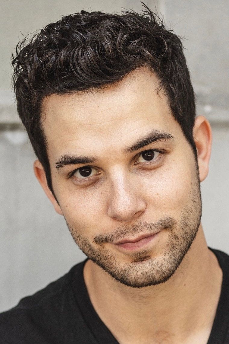 760x1140 Skylar Astin Image