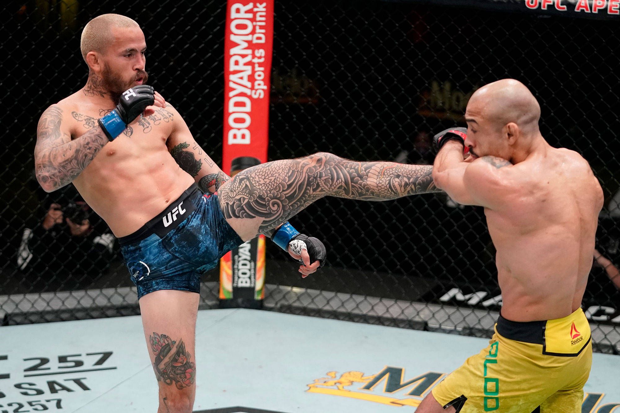 2000x1333 Download Marlon Vera All Leg Tattoo Kick Wallpaper
