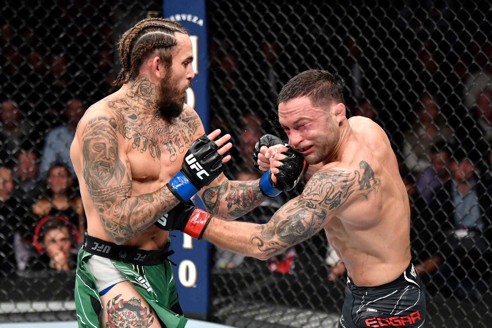 2000x1333 Download Marlon Vera Close Combat Wallpaper