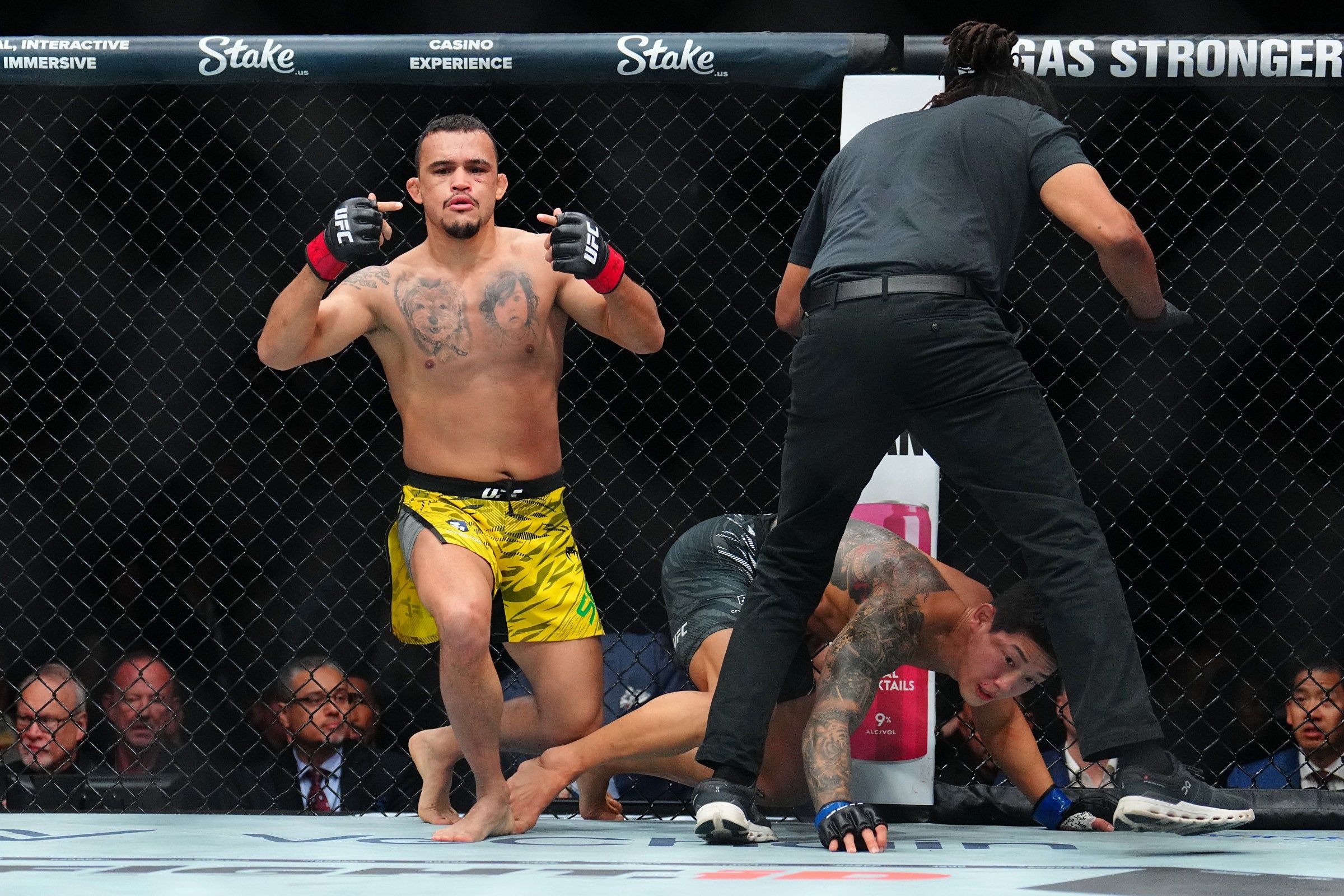 2400x1600 Daniel Santos catches overconfident Joo Sang Yoo for 2nd round KO at UFC 320