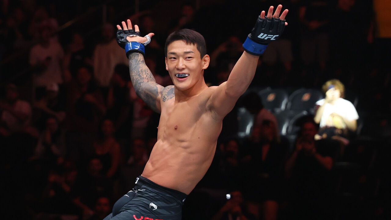 1280x720 Watch: Yoo snipes Saragih with left hook, wins UFC debut