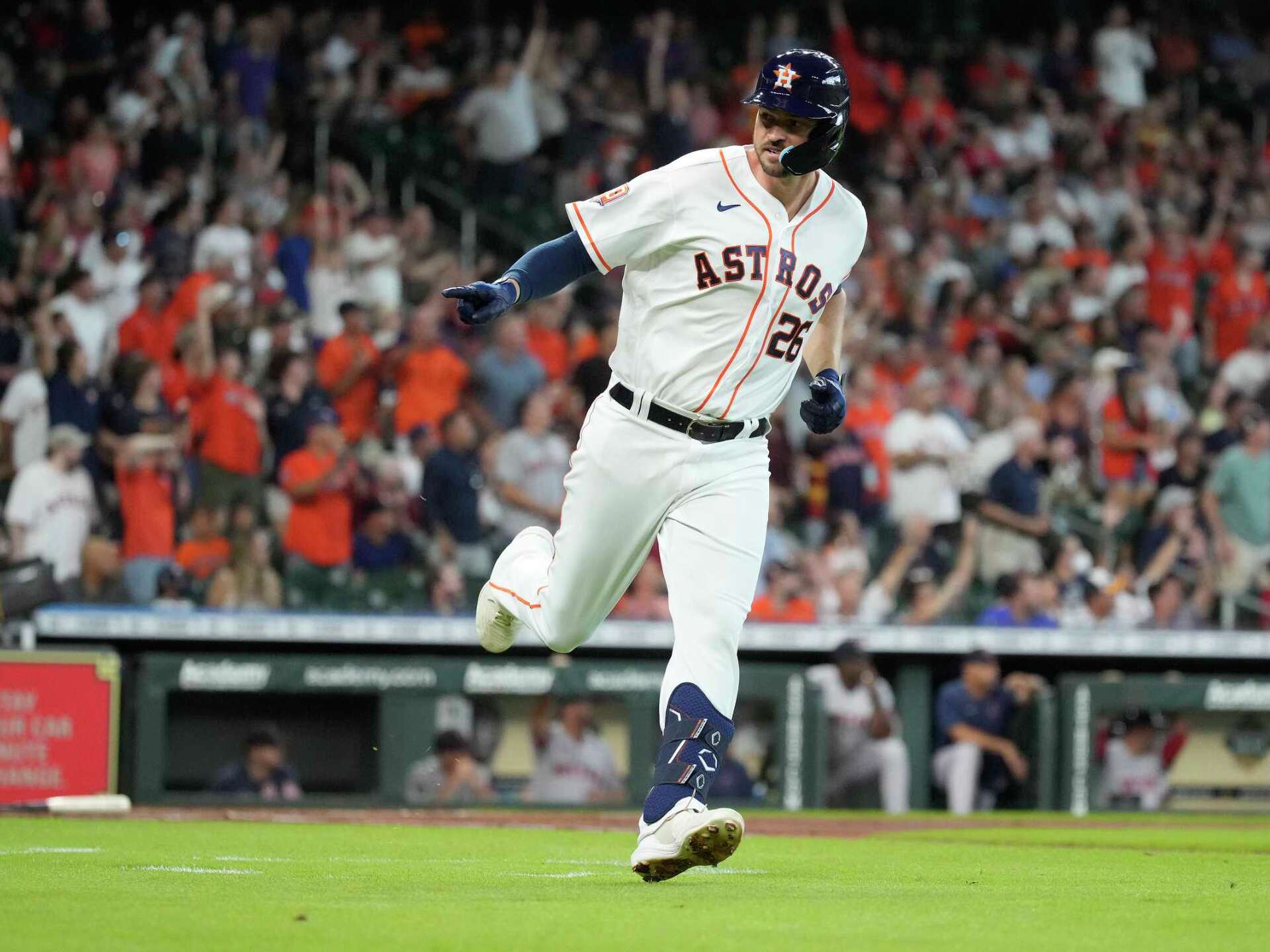 1920x1440 Astros' latest win has something new: Trey Mancini and Christian Vázquez