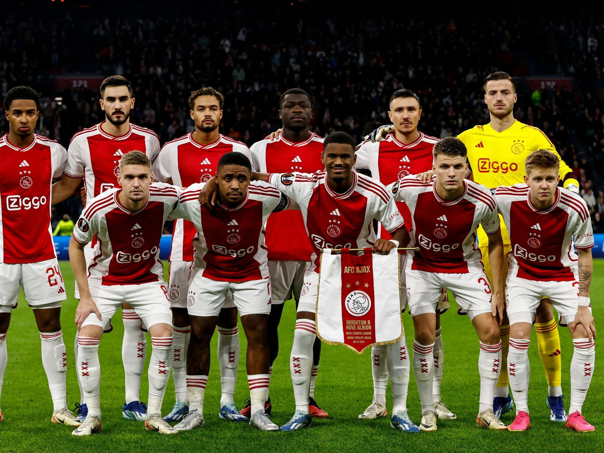 1920x1440 Fans are only just realising that Ajax's badge is made up of 11 lines with amazing reason why