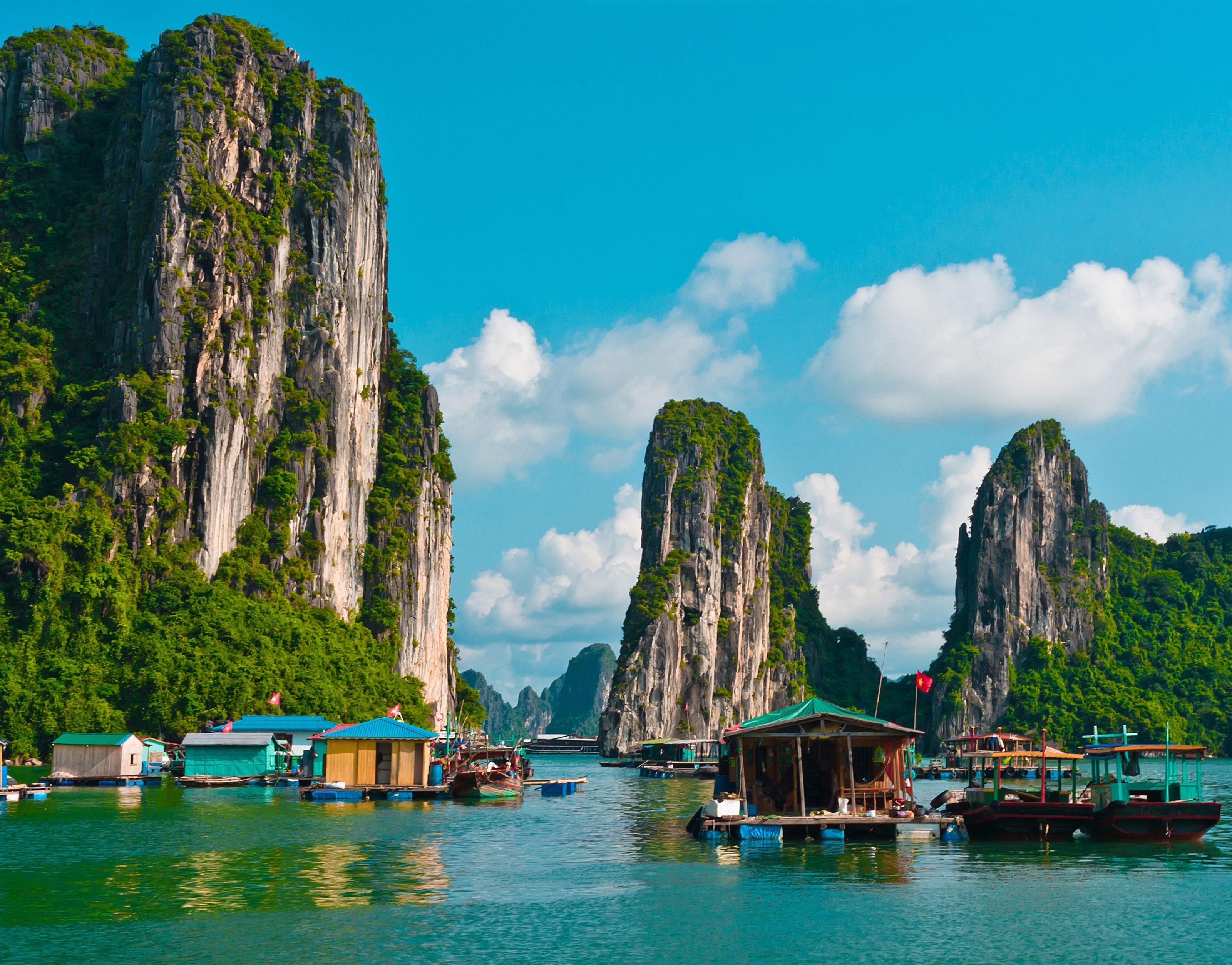 3200x2509 Floating Fishing Village In Halong Bay, Vietnam Wall Mural