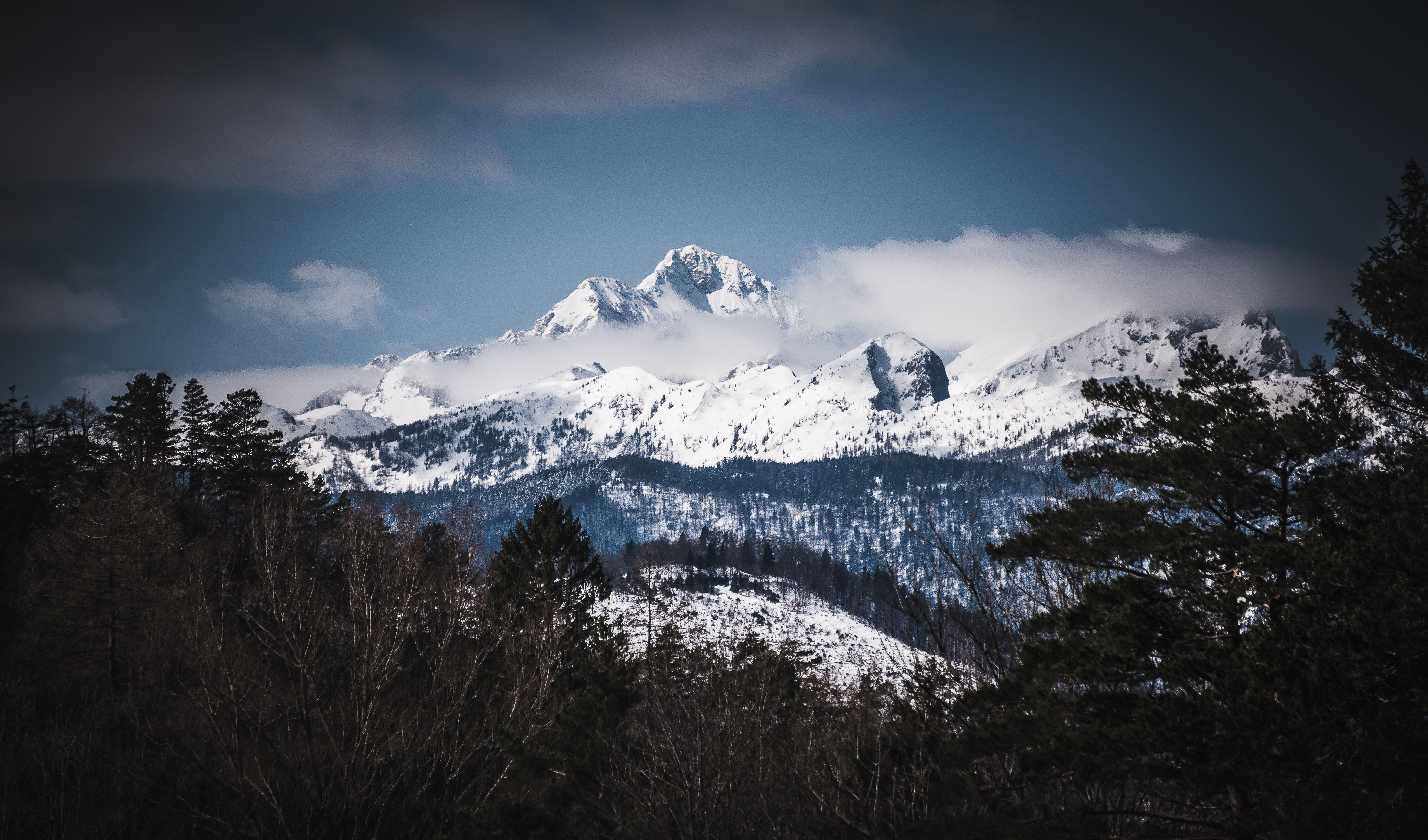 7360x4331 Dreamy Pixel. Winter mountains on a sunny and cloudy day