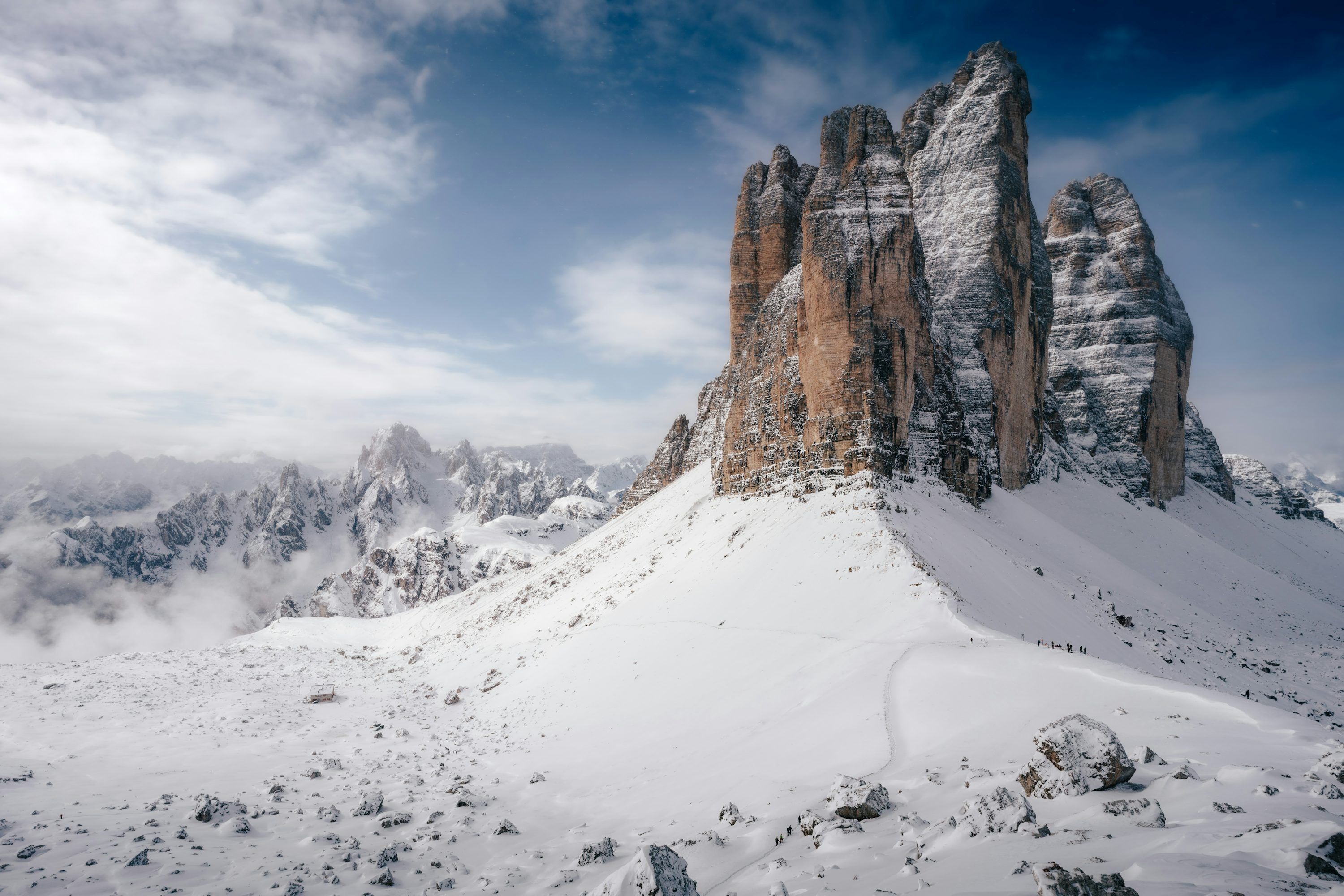 3000x2001 A mountain covered in snow under a cloudy sky