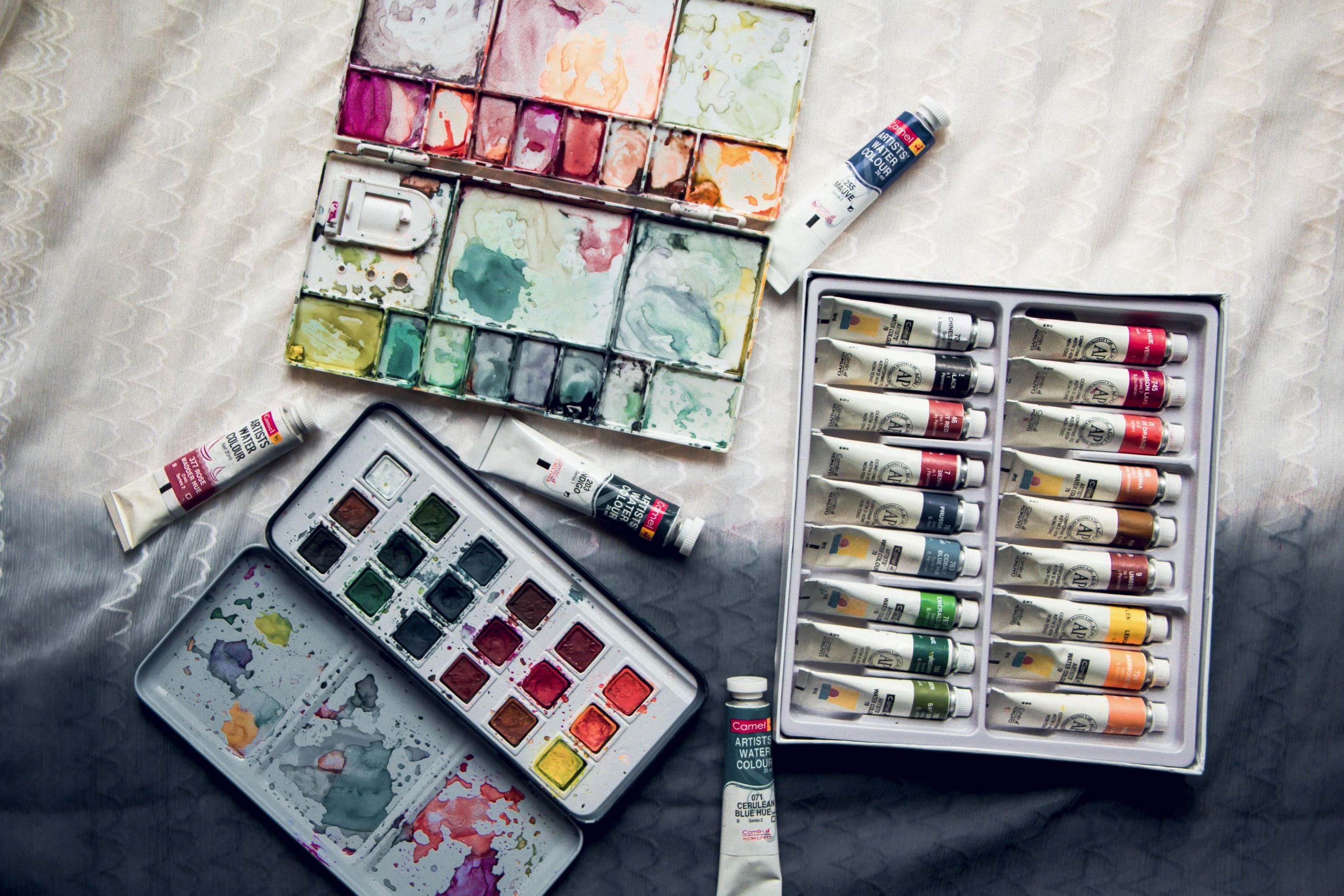 3000x2000 Watercolor paint tubes in a tin with brushes and brushes photo
