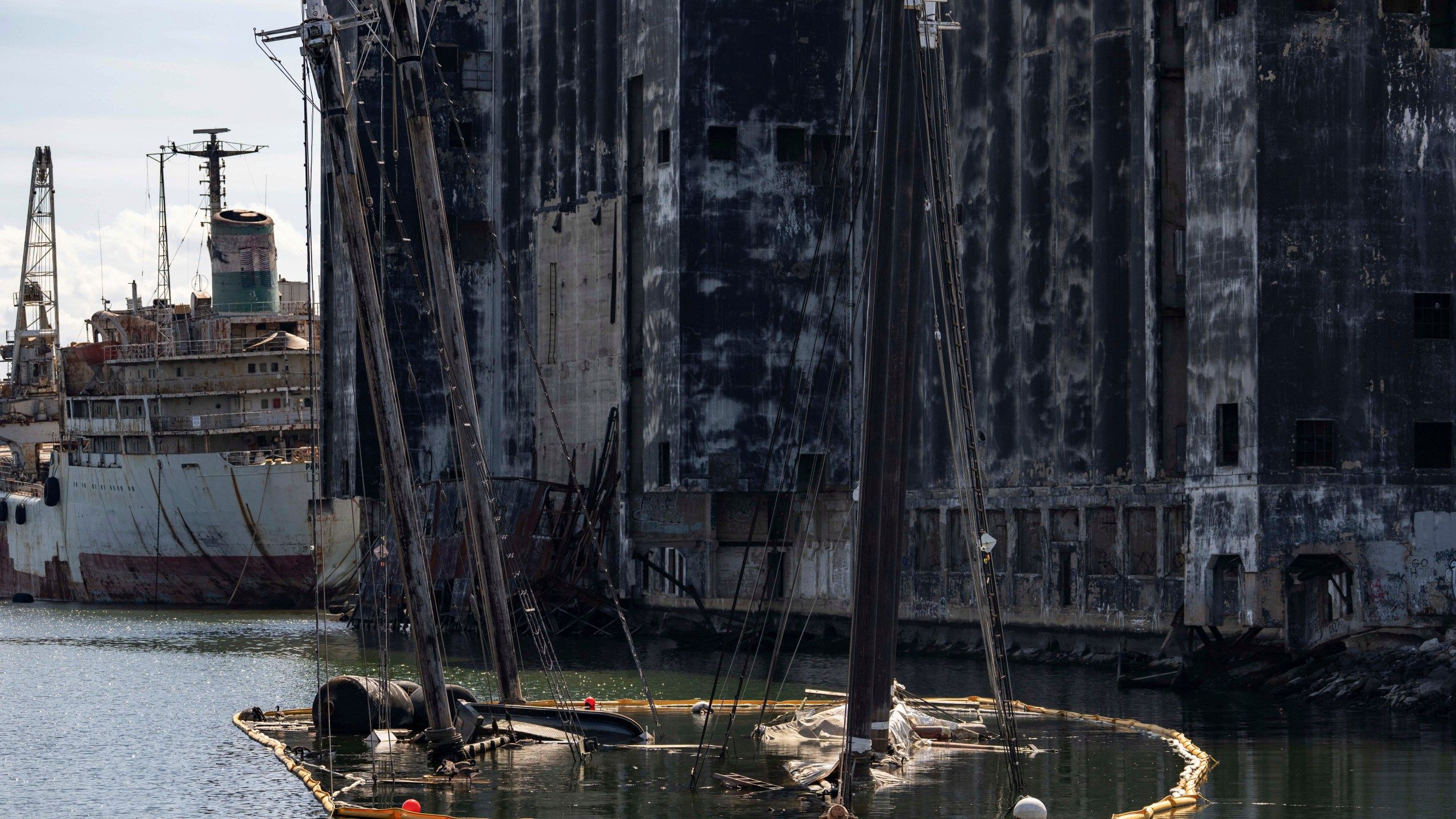 2560x1440 Schooners That Graced A Maine Themed Quarter Or Hosted Cousteau Rest At The Bottom Of A NYC Canal