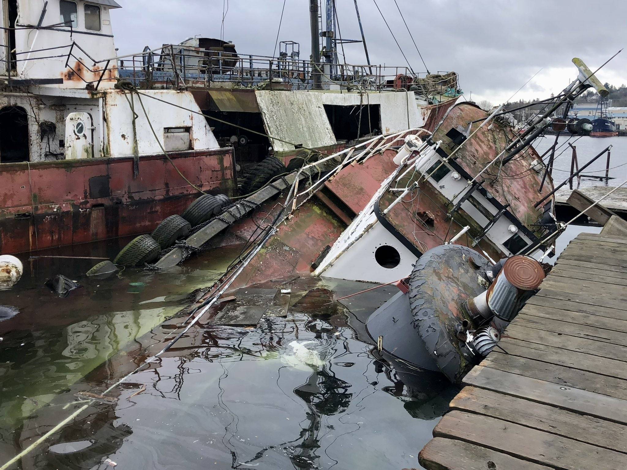 2048x1536 Abandoned Tug Sinks Near Seattle