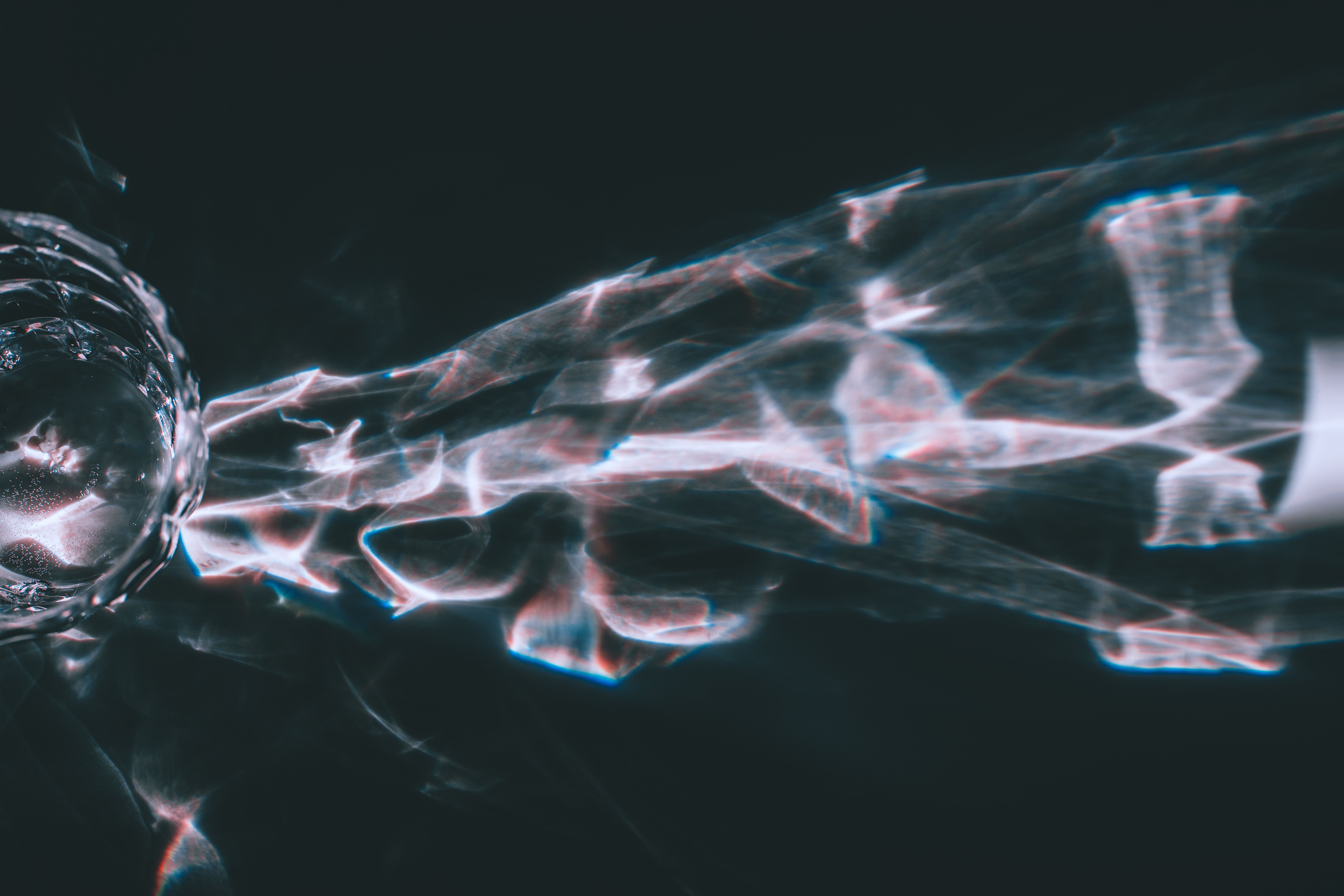 6000x4000 Reflection from glass on black background · Free