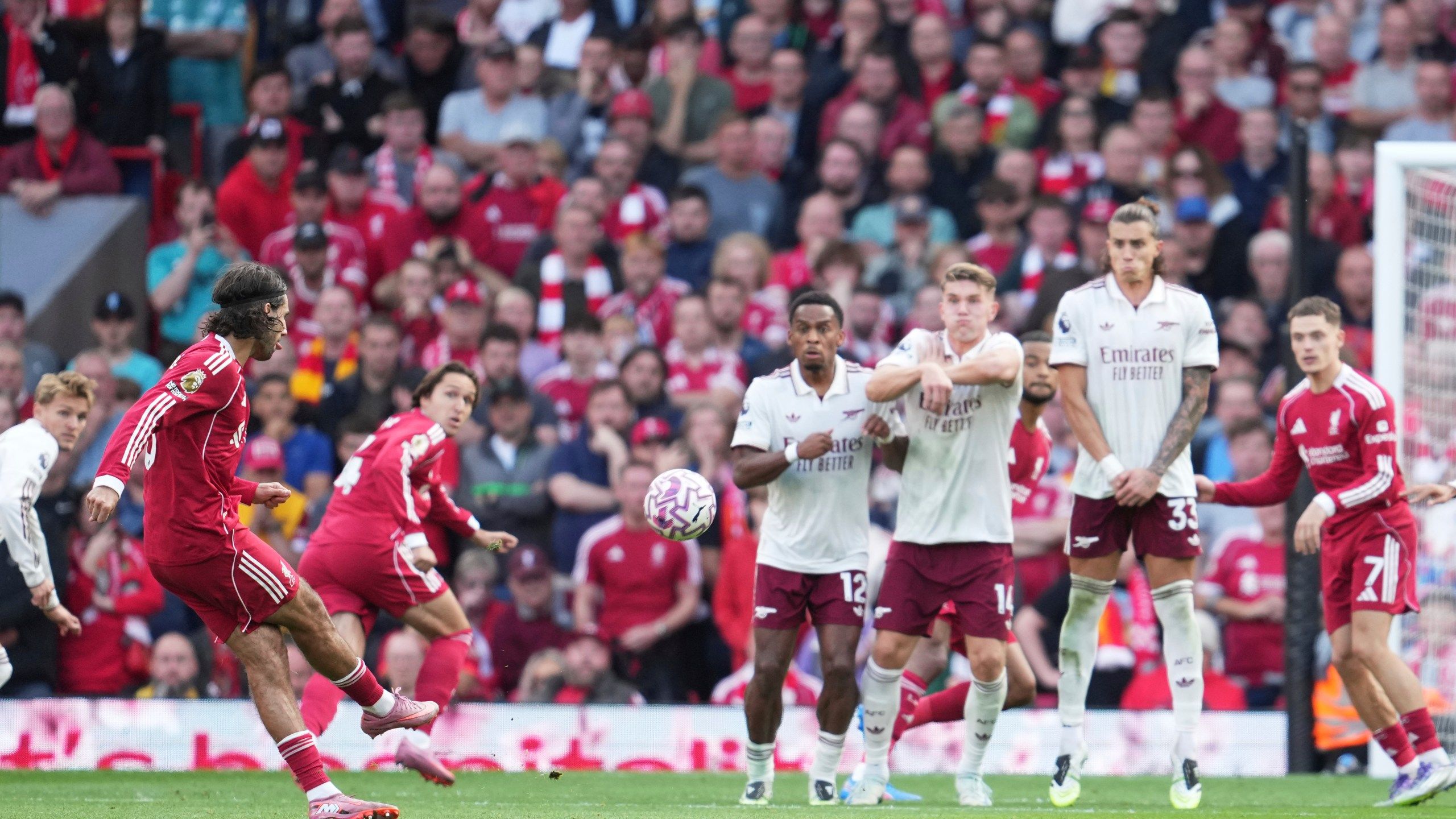 2560x1440 Szoboszlai stunner secures Liverpool win over Arsenal as Man City collapses to another loss