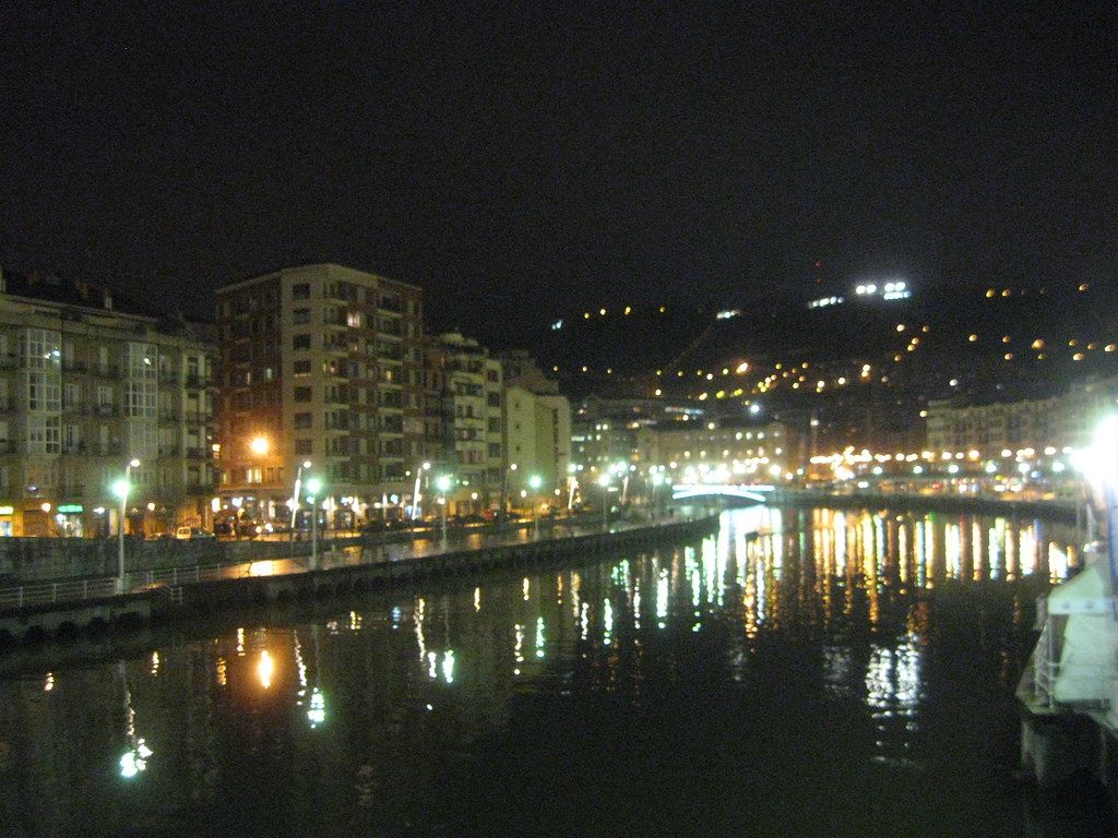 1024x768 Bilbao at night