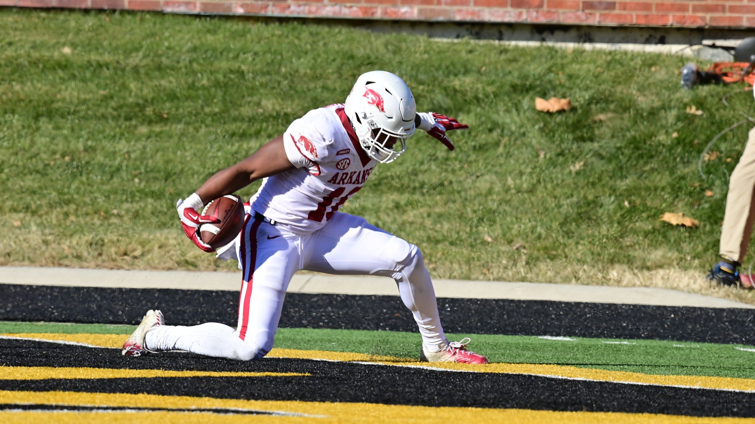 2560x1440 Arkansas' Treylon Burks, Tre Williams Honored