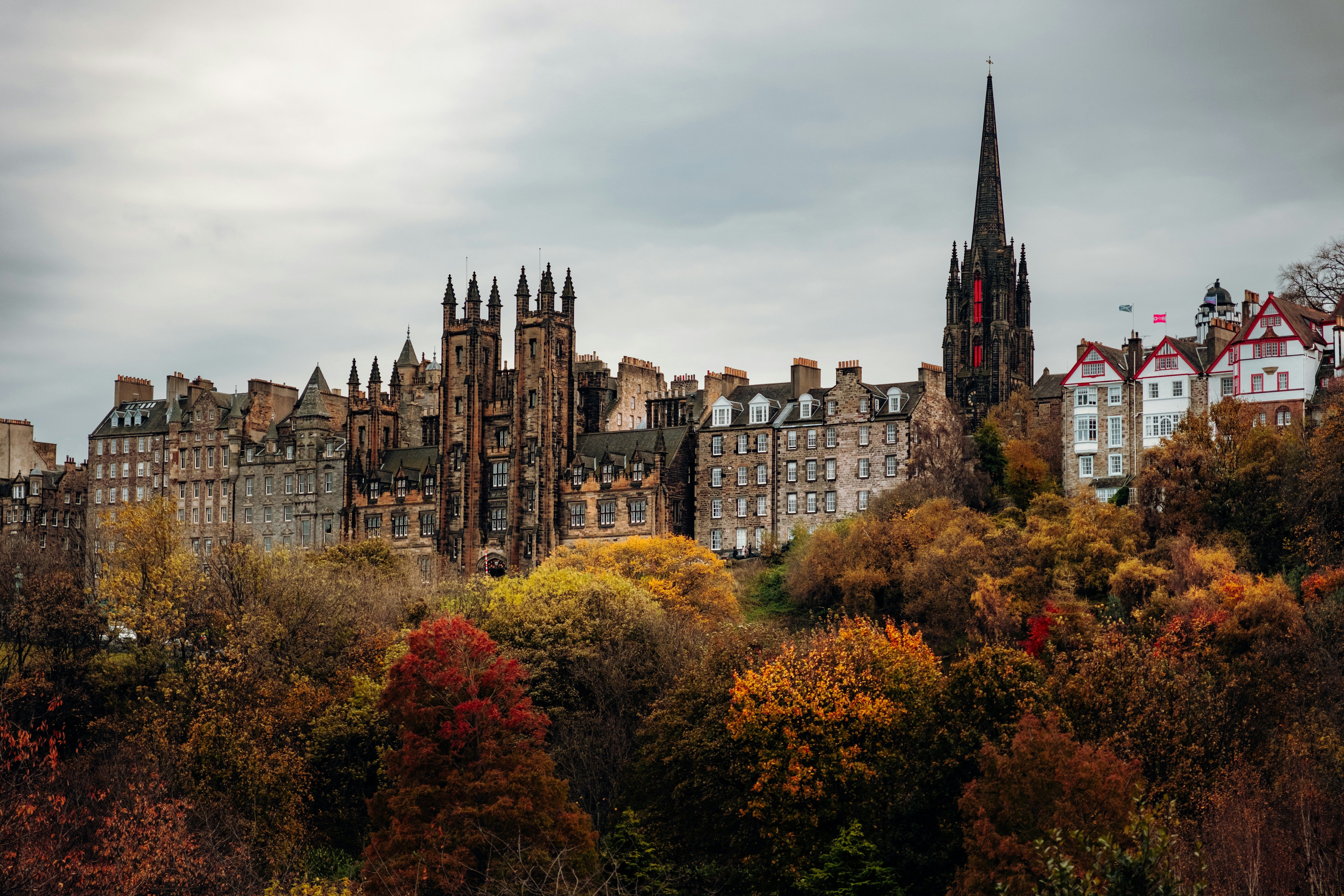 6240x4160 Autumn View of Edinburgh Old Town Skyline · Free