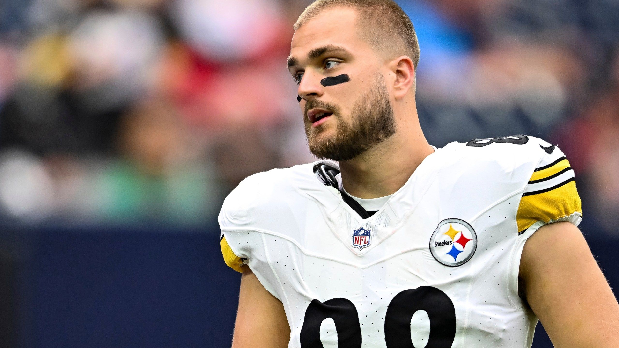 2560x1440 Report: Pittsburgh Steelers' tight end Pat Freiermuth injured again, out Sunday
