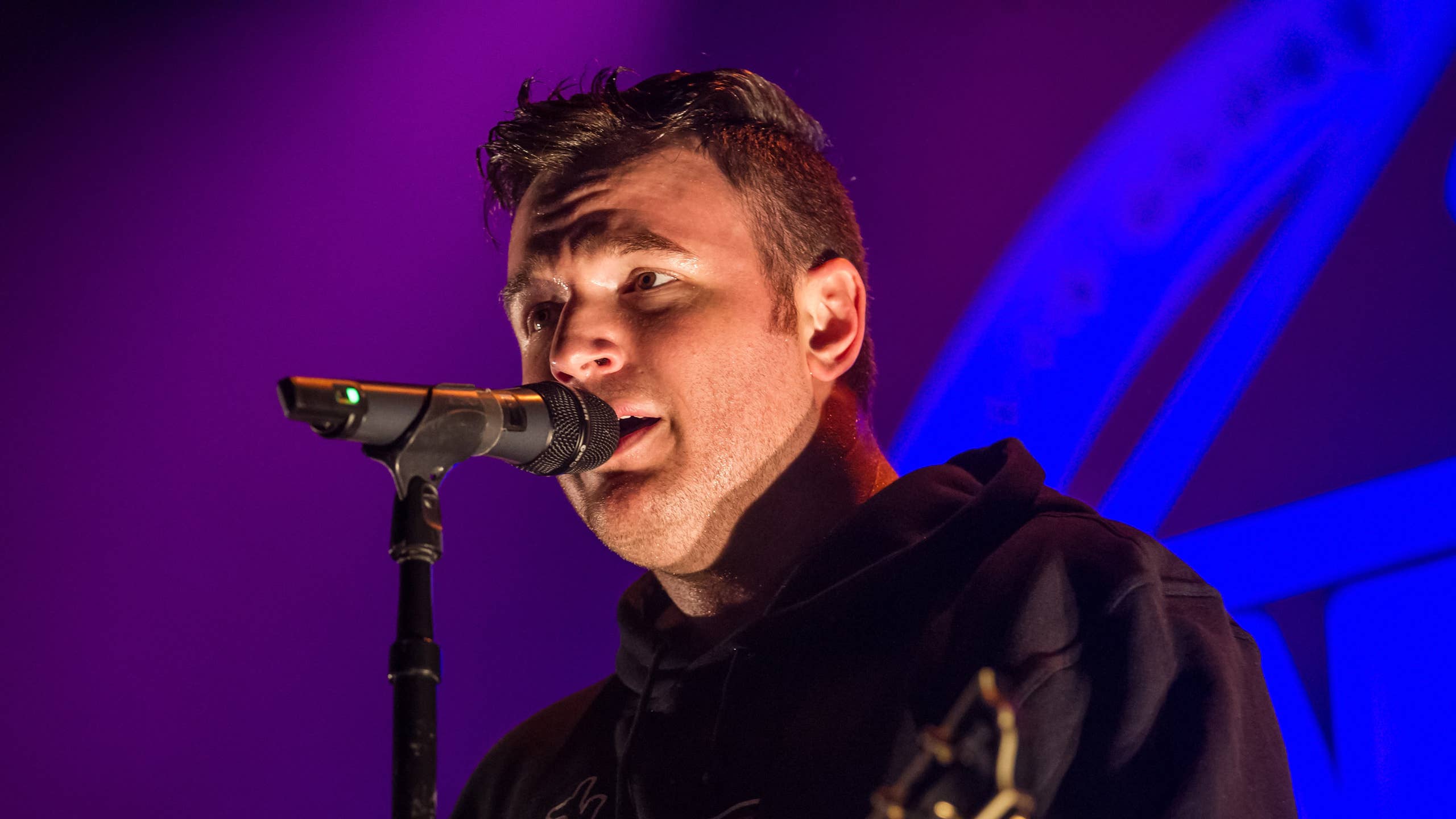 2560x1440 Beloved Rocker Returns to the Stage in a Wheelchair