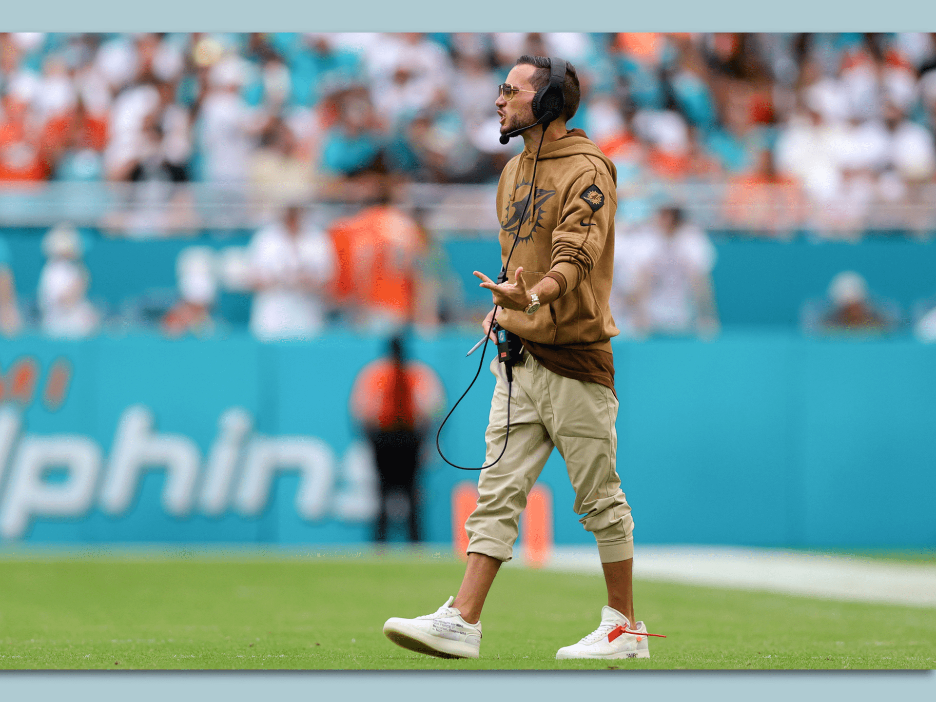 1920x1440 Dolphins coach Mike McDaniel has become a fashion icon
