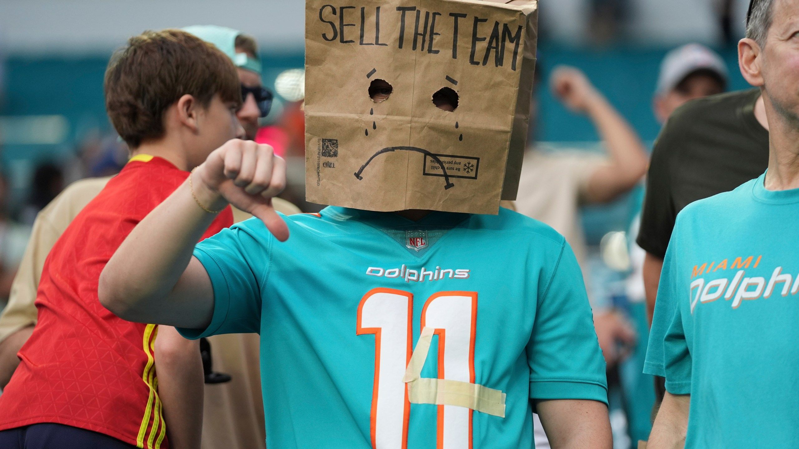 2560x1440 Dolphins' Mike McDaniel declines to discuss his future after another embarrassing loss