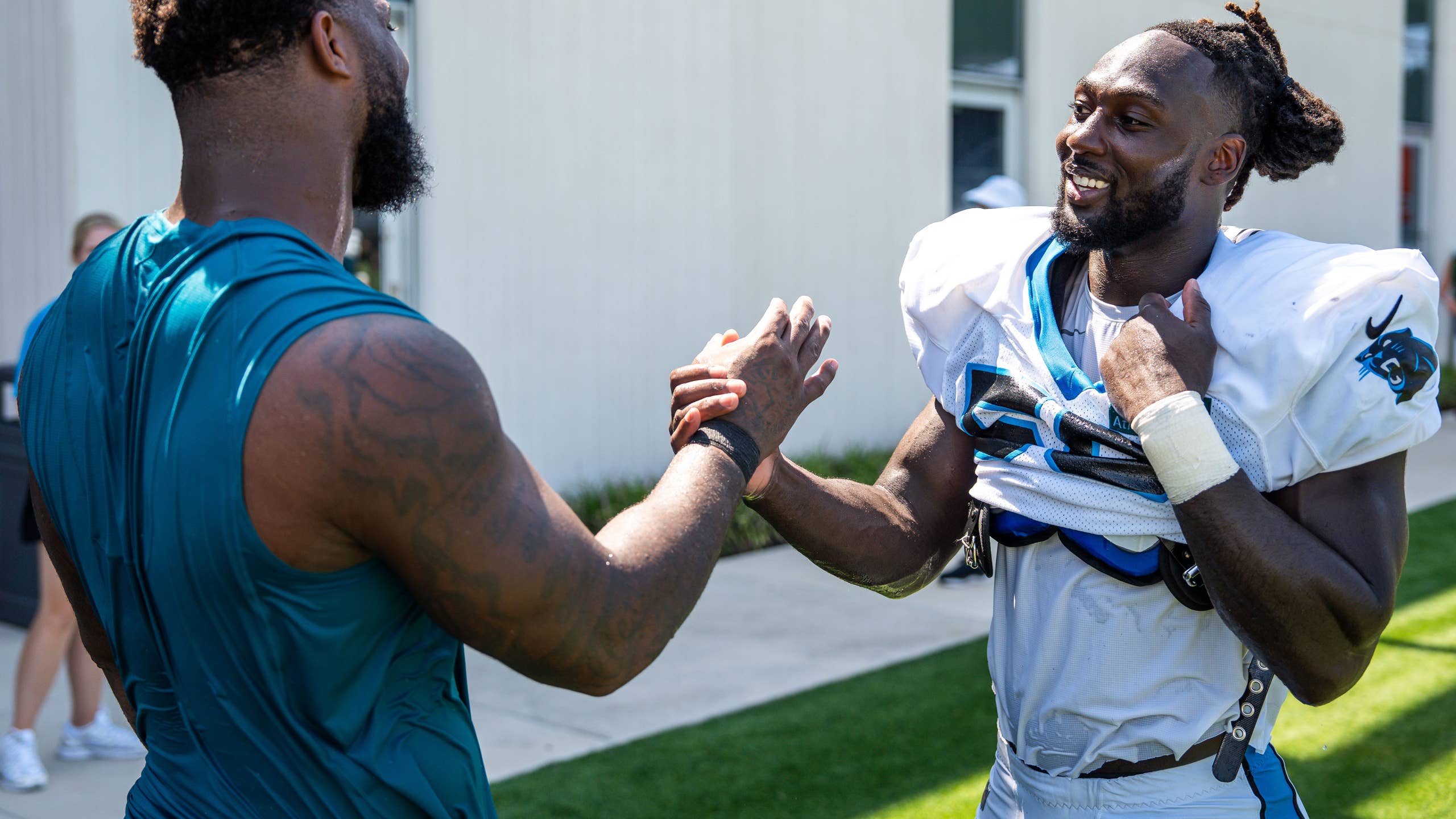 2560x1440 Devin Lloyd's Return to Jacksonville Reveals How Far He's Come with Carolina Already