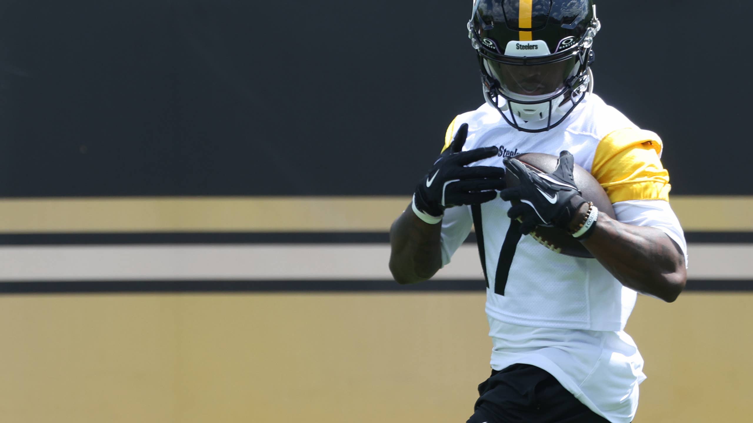 2560x1440 Steelers Insider Predicts Germie Bernard Could Make Big Late Season Impact