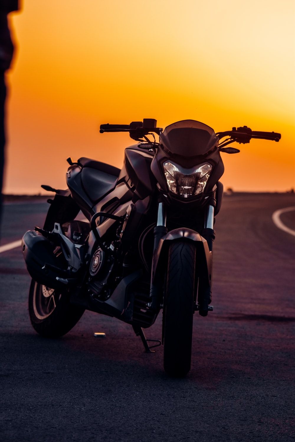1000x1500 Dominar Bike Wallpaper