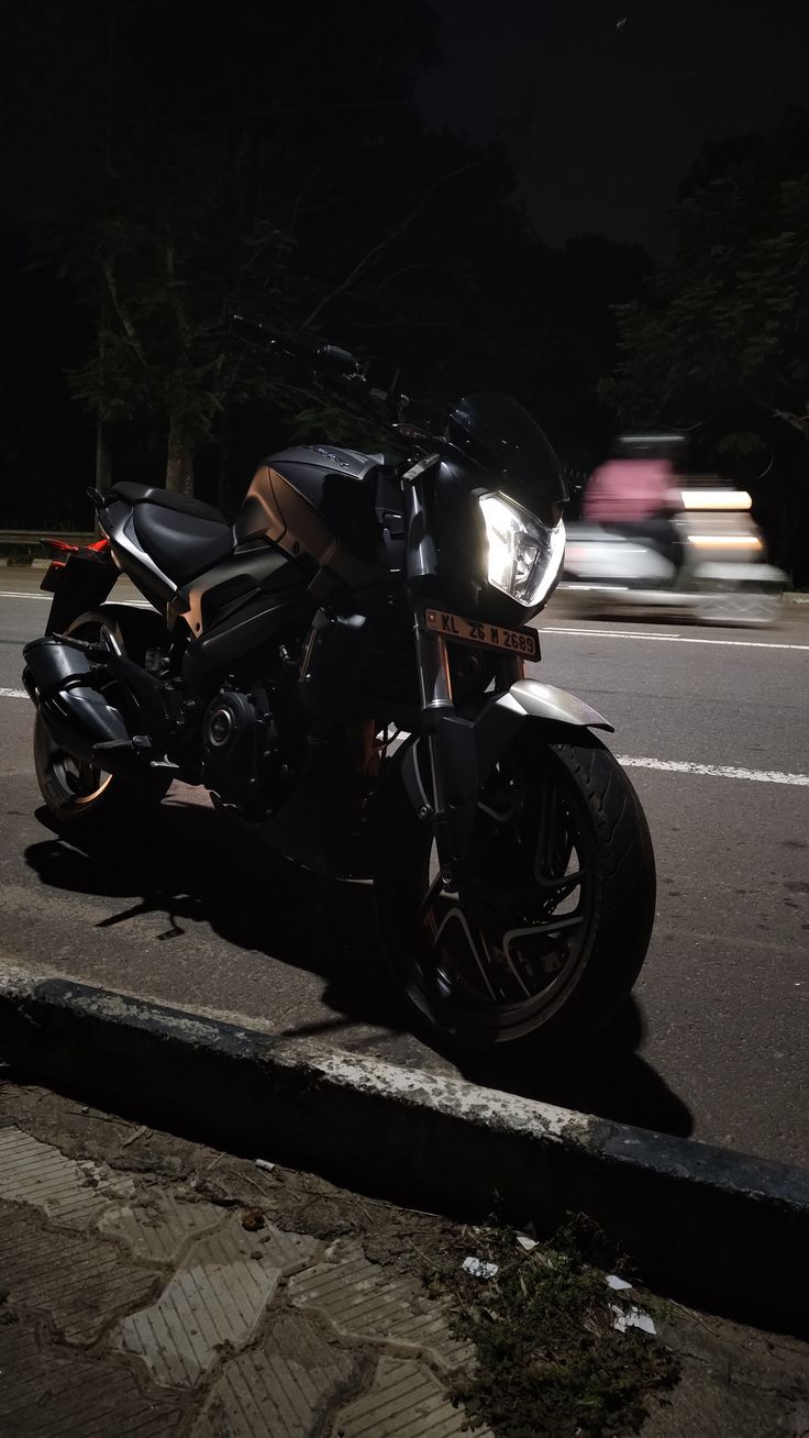 736x1308 Bajaj dominar 400