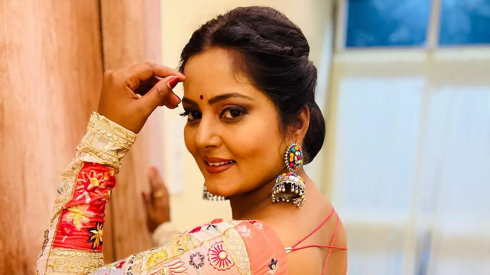 1600x900 अंजना सिंह: जन्‍म और परिवार, करियर, सैलरी, नेट वर्थ, एजुकेशन, डांस, वीडियो, ताजा खबर. Anjana Singh Education, Net Worth Dance, Fees, Salary, Movies, Photo, Videos