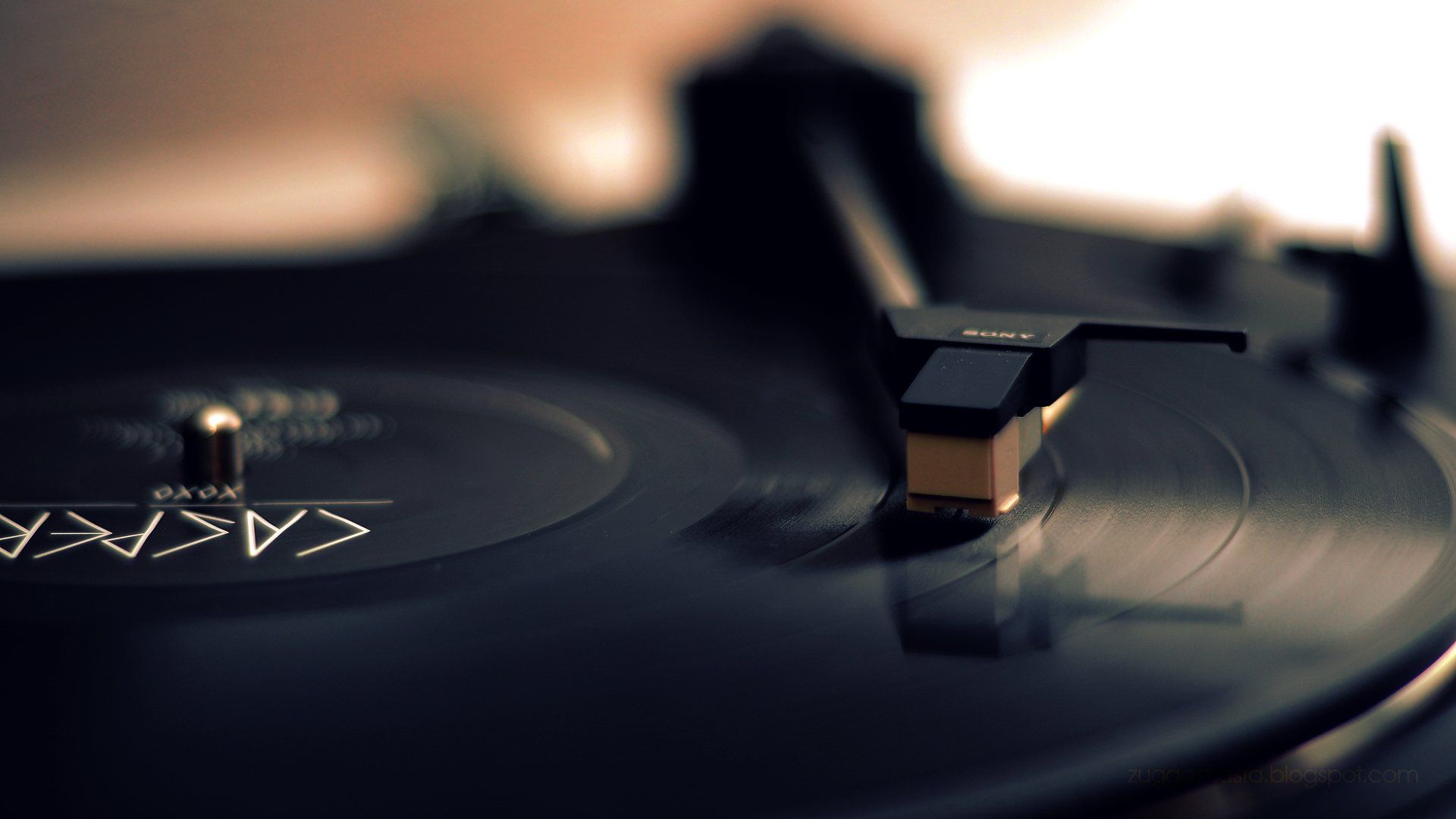 1920x1080 HD Vinyl Vibes: Classic Turntable Music Moment