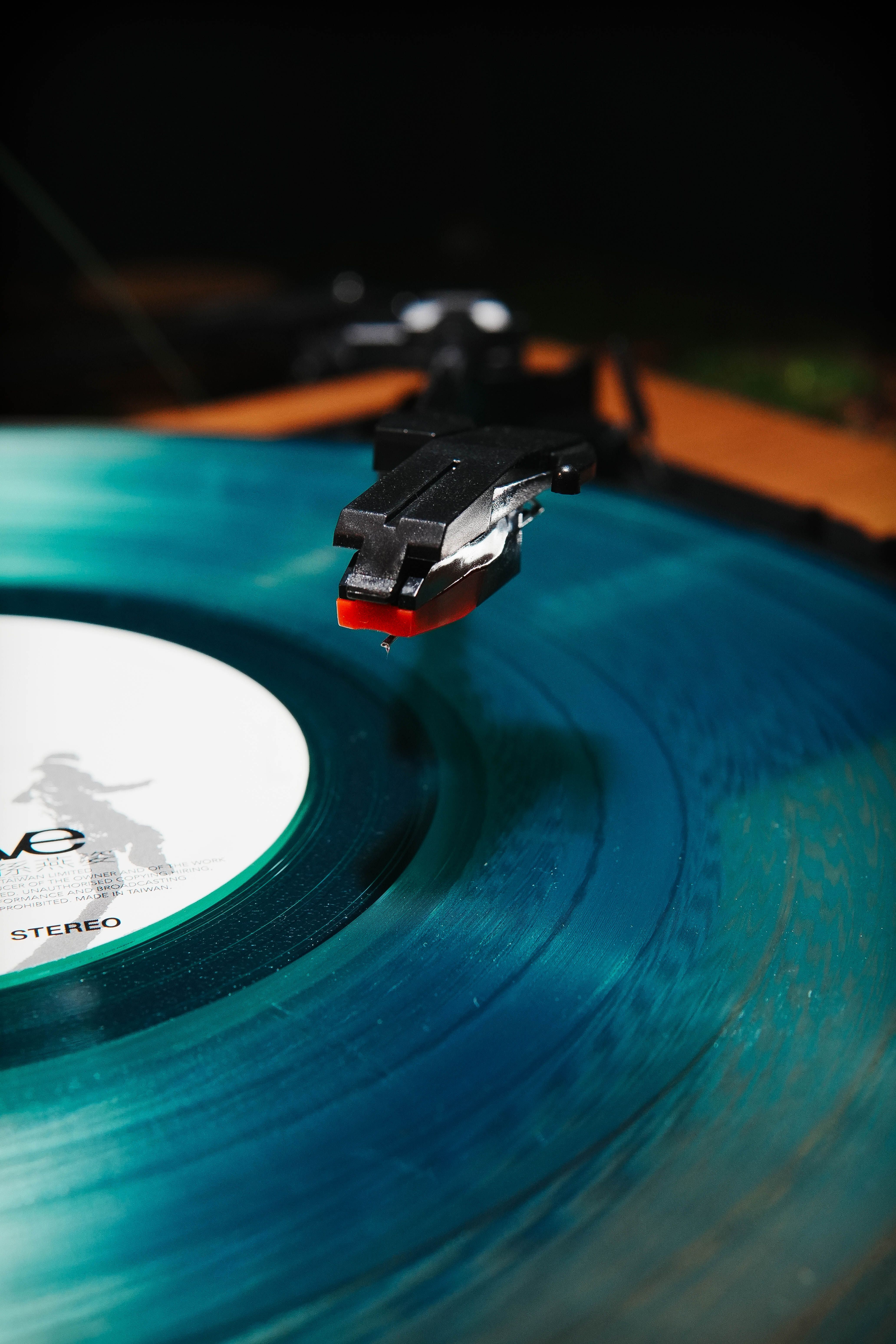 4128x6192 Vintage Turntable Playing a Blue Vinyl Record · Free