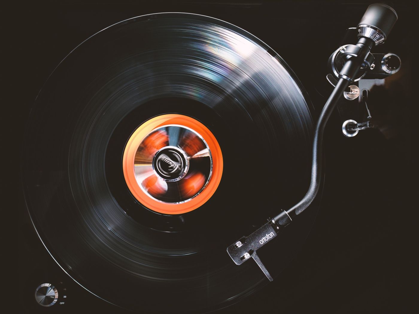 1400x1050 Old vinyl record on a turntable Desktop wallpaper 1400x1050