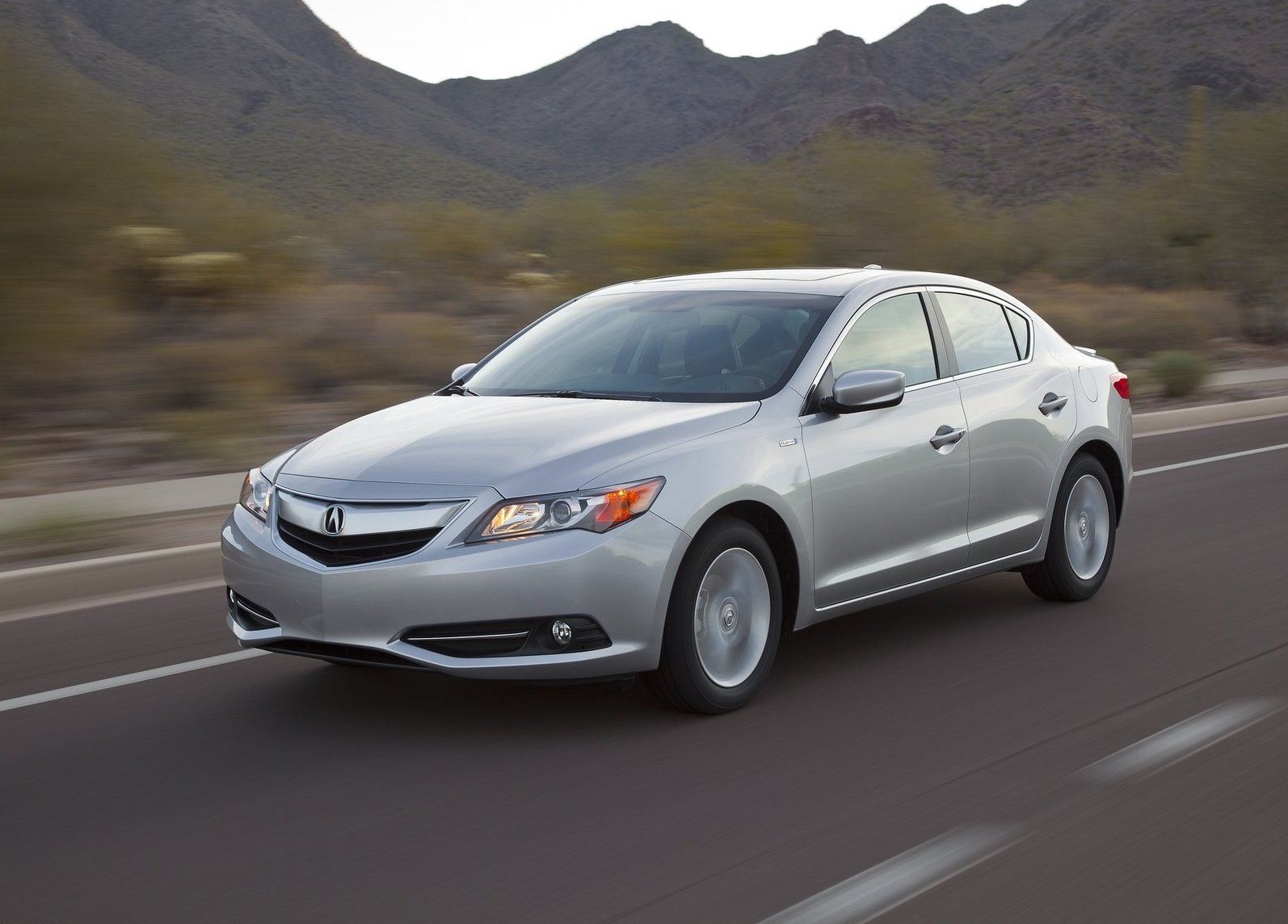 1594x1144 The 2014 Acura ILX Hybrid Is a Reliable and Forgotten Fuel Saver