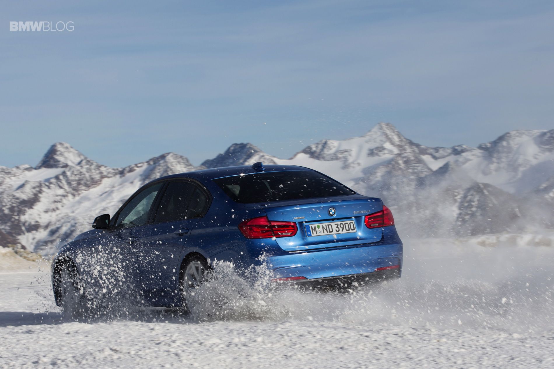 1900x1267 BMW 335d xDrive LCI with M Sport Package playing in snow
