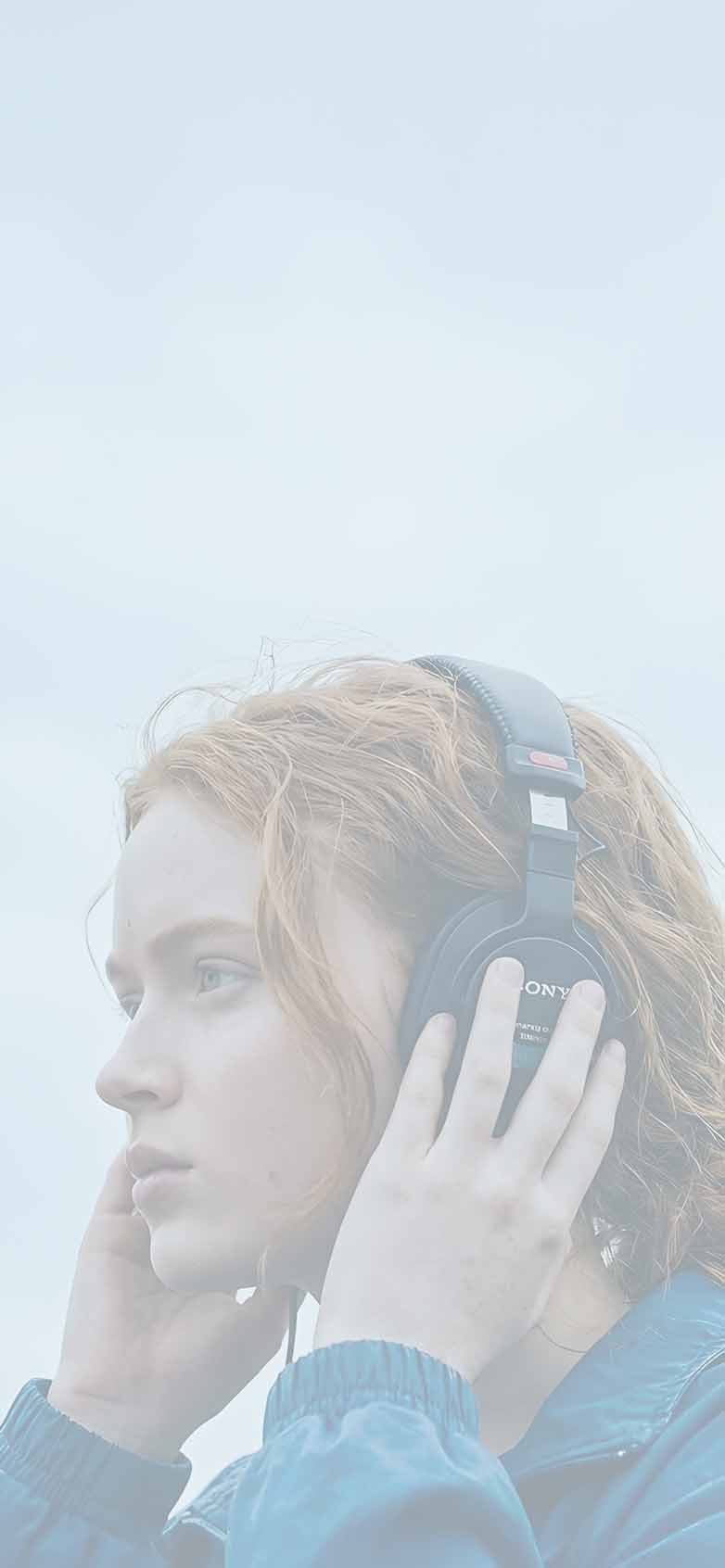 782x1692 Stranger Things Max Mayfield Headphones Wallpaper iPhone HD