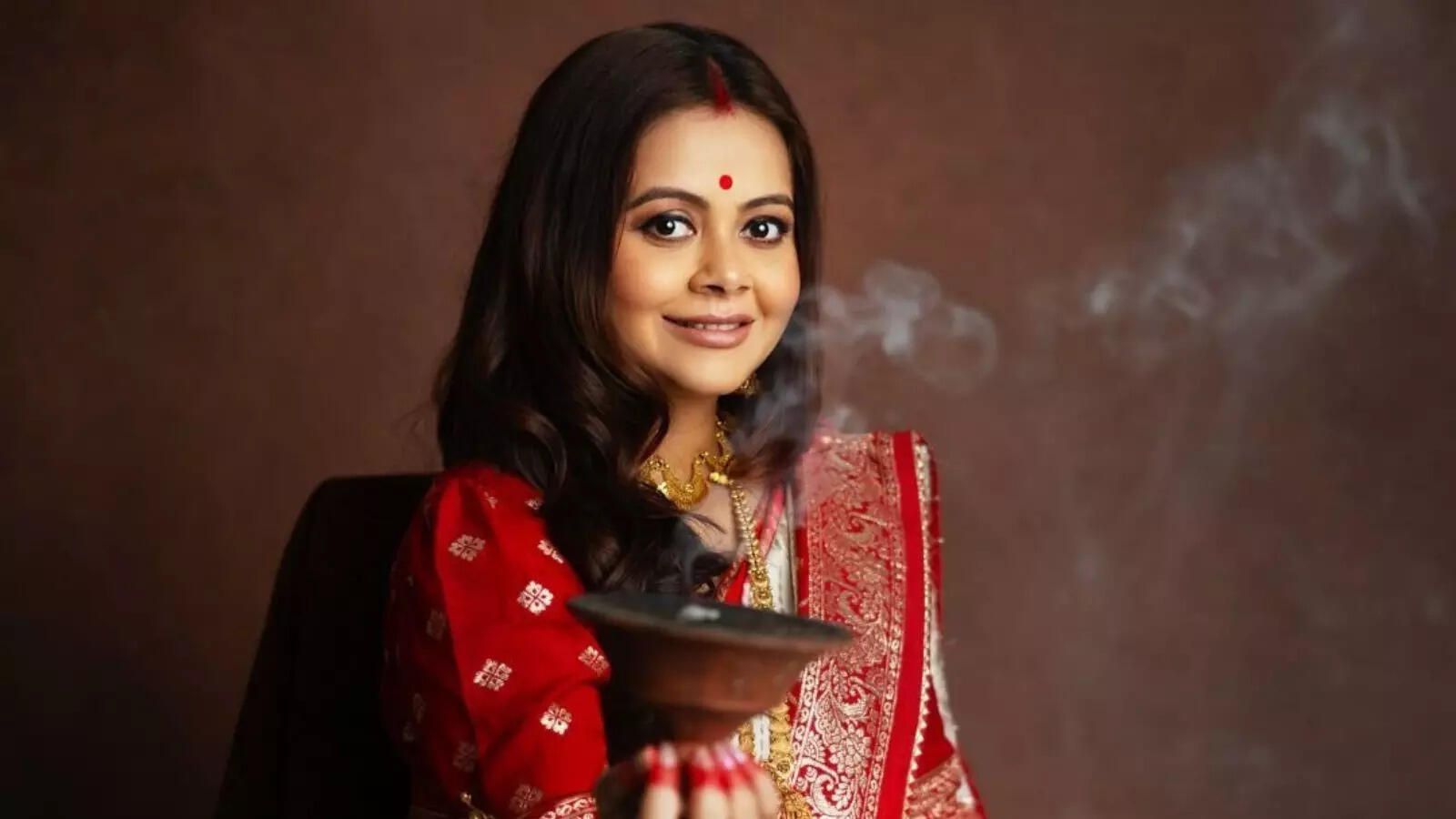 1600x900 Devoleena Bhattacharjee Durga Puja 2025 Photo, 'गोपी बहू' ने दूर्गा पूजा पर दिखाई 'बंगाल' की असली खूबसूरती, देवोलीना की साड़ी के लाल बॉर्डर में है छिपा है राज