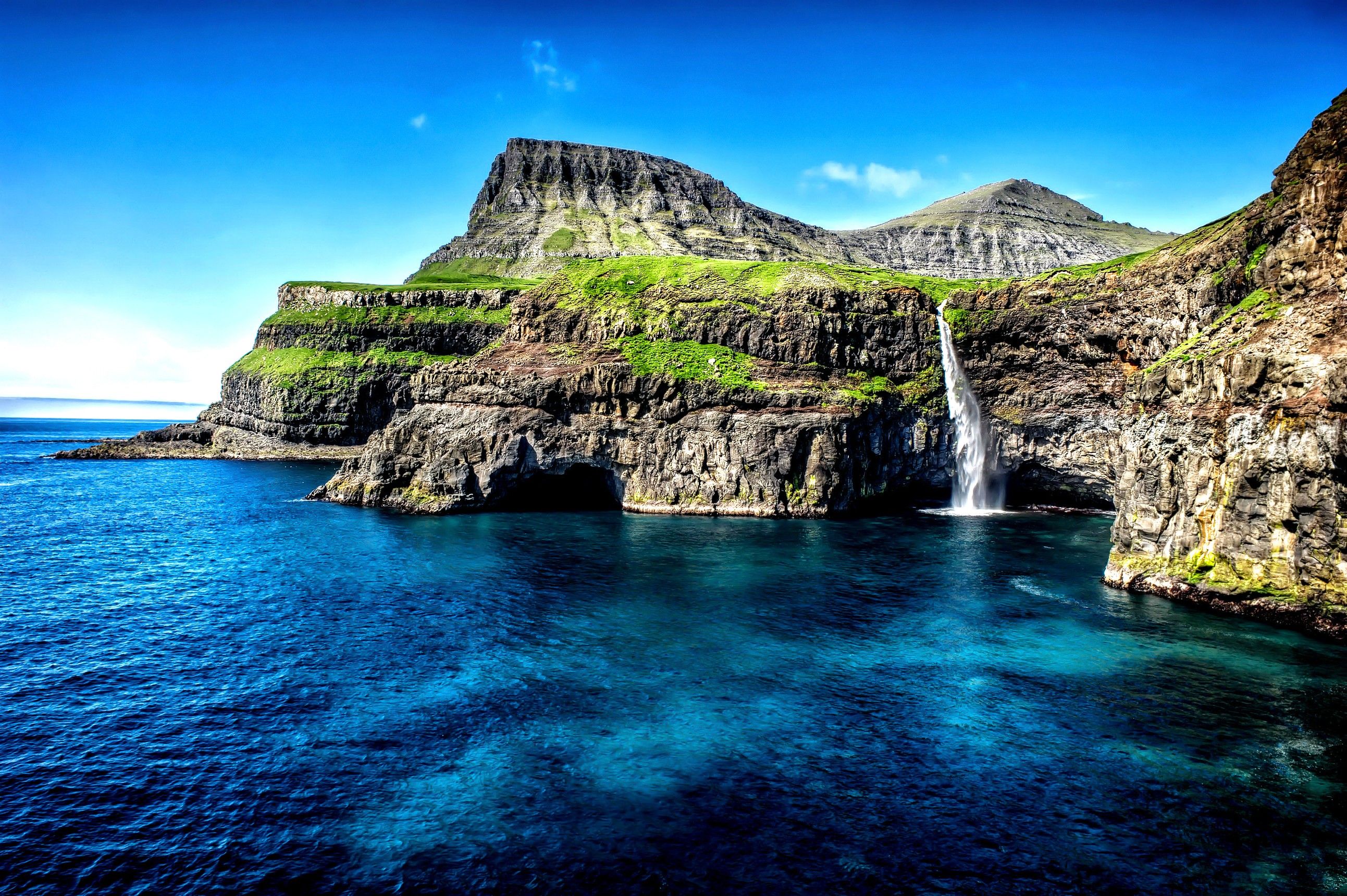 2585x1720 Wallpaper Green and Brown Mountain Beside Blue Sea Under Blue Sky During Daytime, Background Free Image
