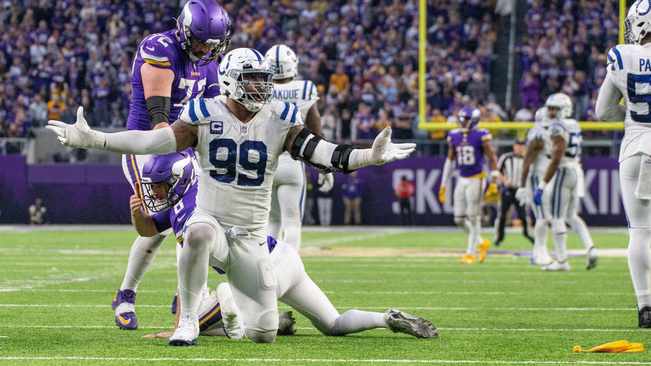 2560x1440 DeForest Buckner signs extension with Colts