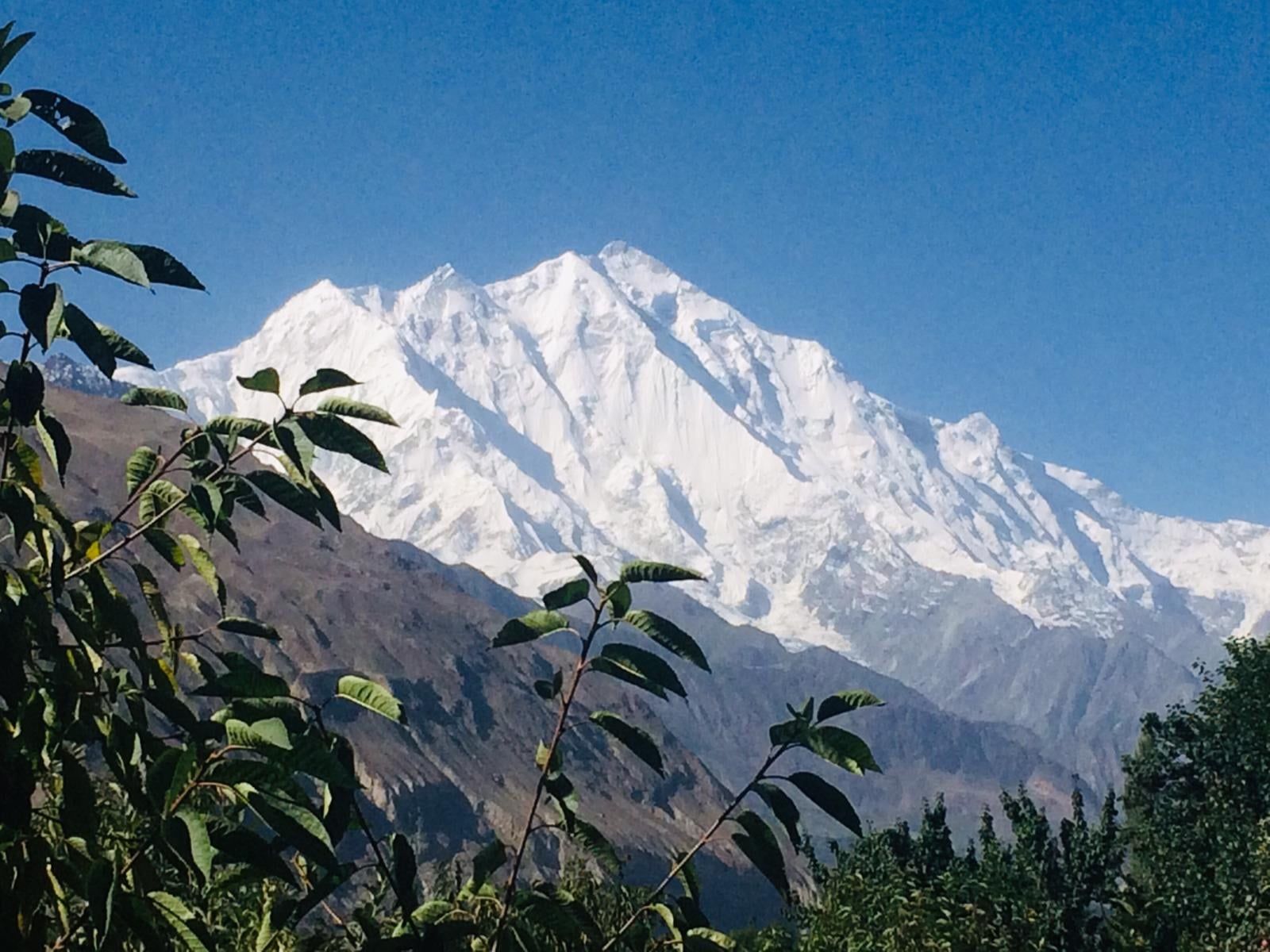 1600x1200 Breaking news : climbers safe Rakaposhi Drama Sparks Debate