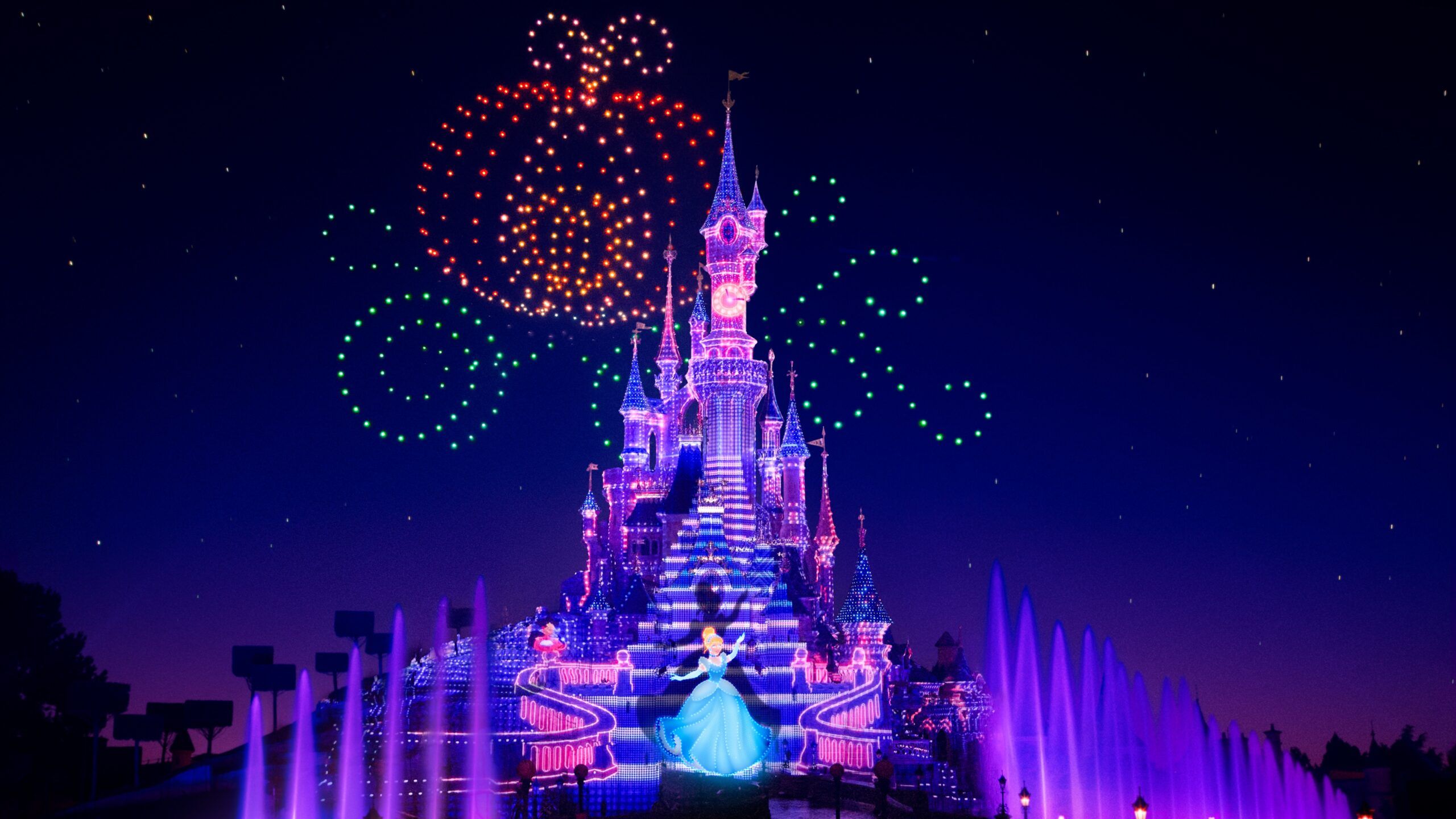 2560x1440 DISNEYLAND PARIS LAUNCHES A SPECTACULAR ELECTRIC PARADE WITH DRONES, THE FIRST EXPERIENCE OF ITS NEW PROGRAM: DISNEY SYMPHONY OF COLOURS • DisneylandParis News
