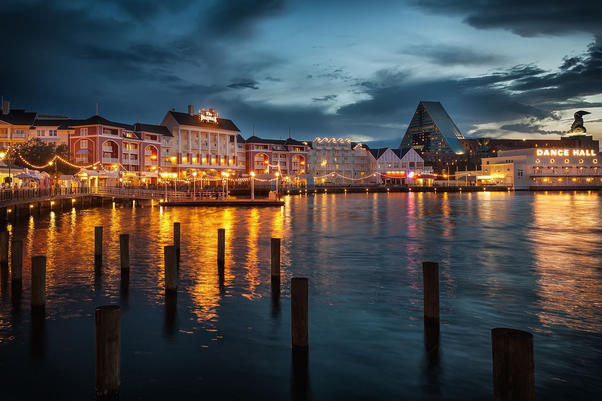 2048x1365 Free reflection, light 2K wallpaper for desktop and phone