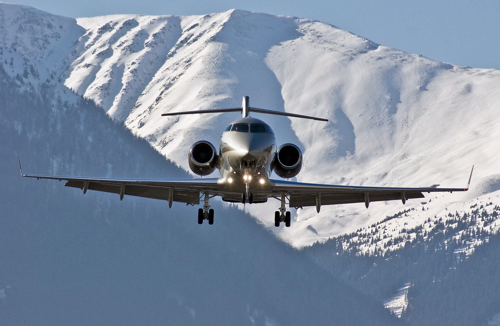1600x1043 Bombardier Challenger 300: Epitome of Super Midsize Excellence