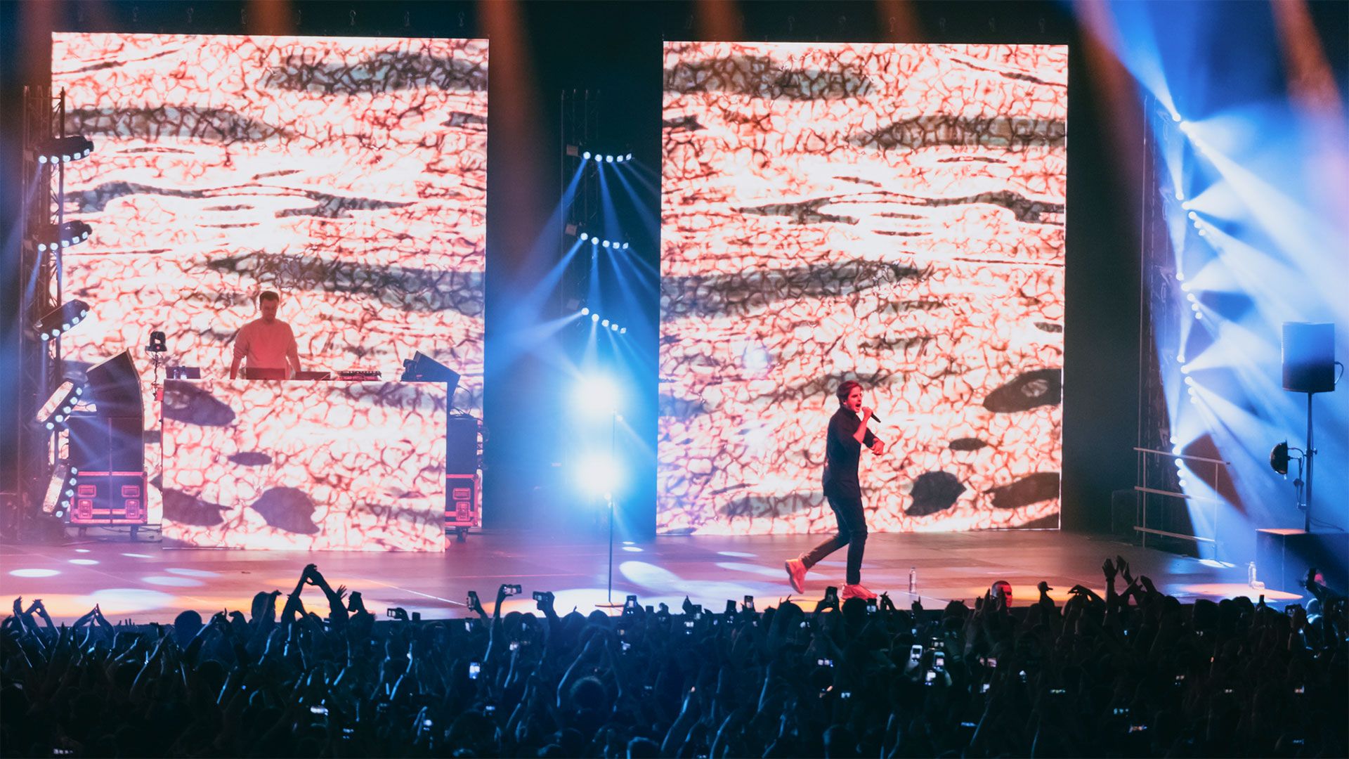 1920x1080 PROLIGHTS fixtures on stage with Taco Hemingway