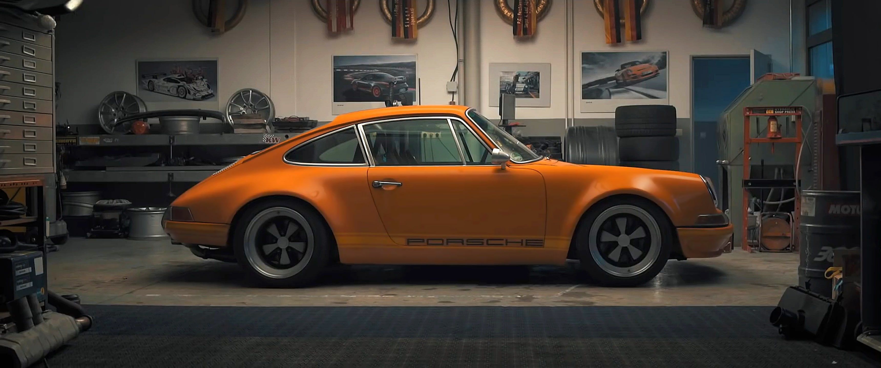 3440x1440 Classic Porsche in Garage [3440x1440]