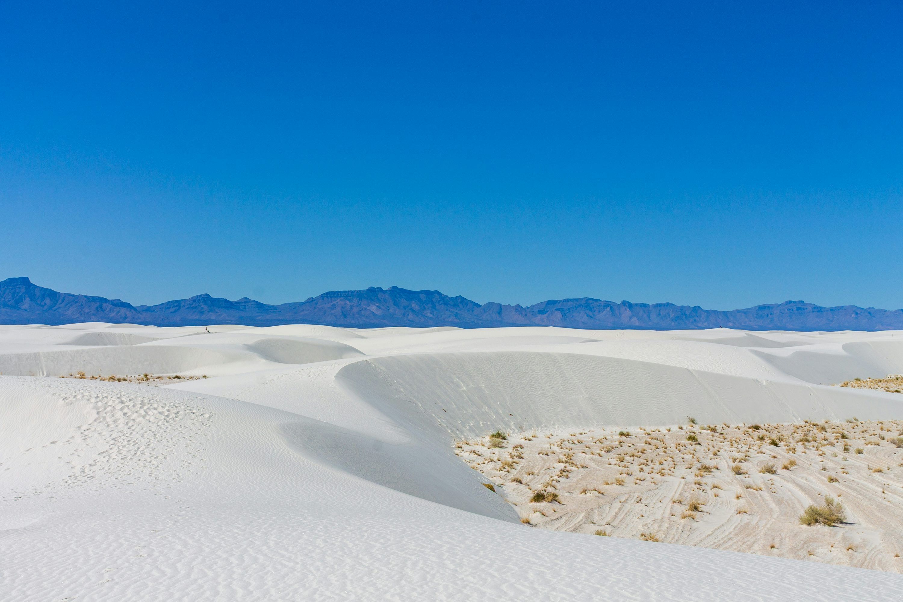 3000x2000 White sand dunes under a bright blue sky