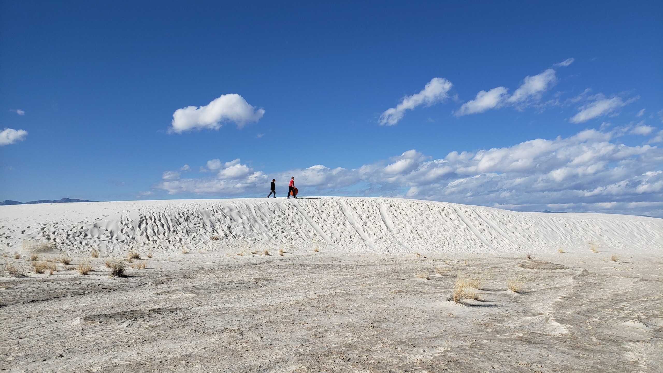 2560x1440 White Sands National Park Family Travel Adventures Tech Family